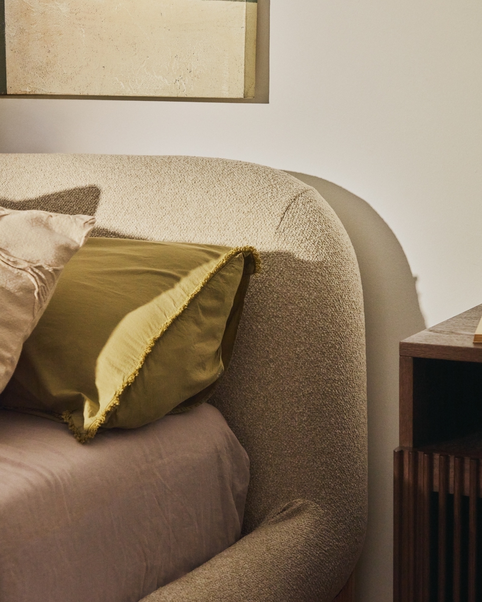 Кровать Odina из букле цвета экрю со съемным чехлом 180 x 200 см La Forma (ex Julia Grup)