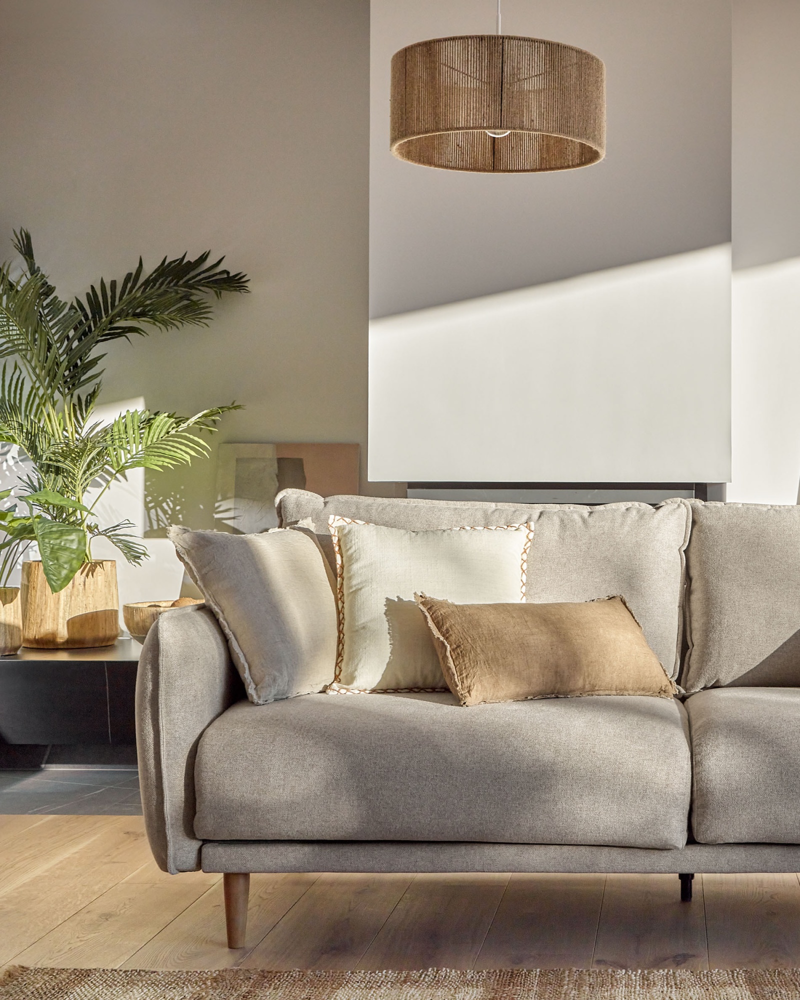 Carlota 3-местный диван бежевого цвета 210 см La Forma (ex Julia Grup)