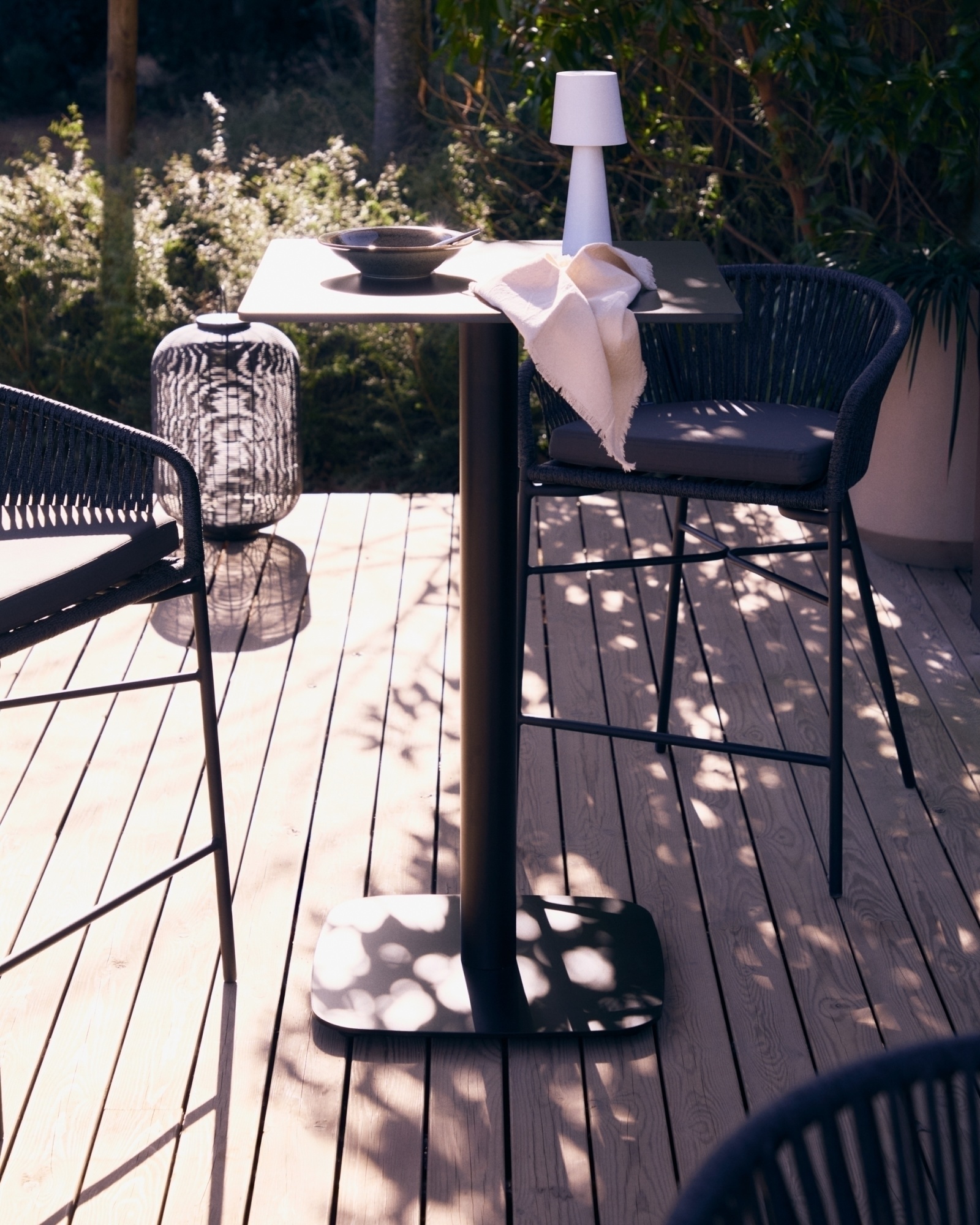 Высокий садовый столик Esilda черный на черном металлическом основании 60 x 60 x 96 см La Forma (ex Julia Grup)