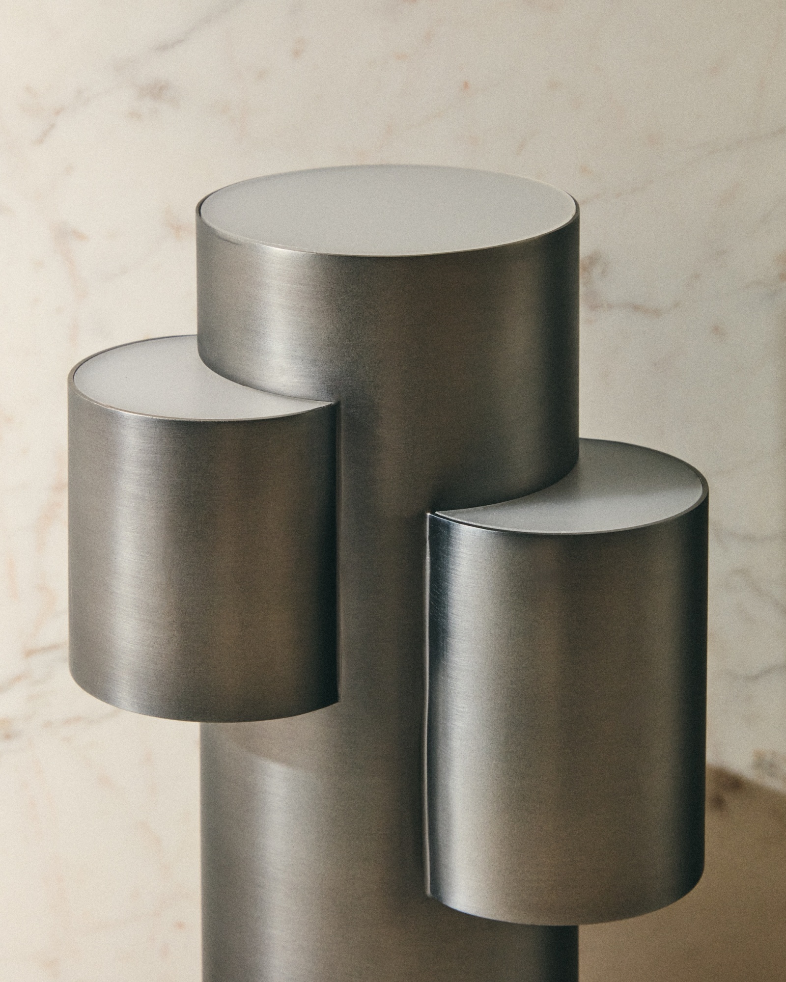 Переносная настольная лампа Adrina из темно-серого металла La Forma (ex Julia Grup)