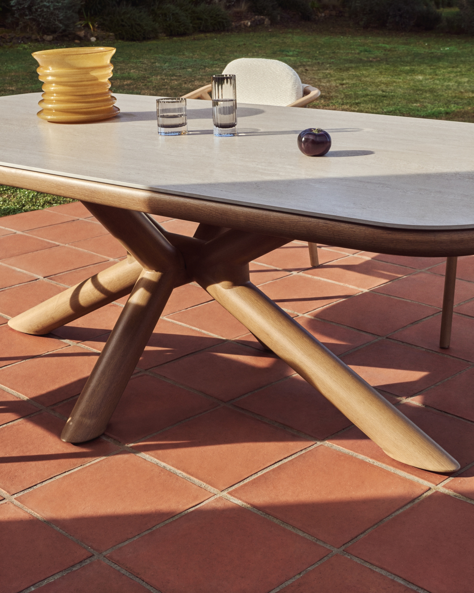 Уличный стол Mirtia из алюминия с отделкой под дерево и кремового спеченного камня, 240 x 110 см La Forma 482311