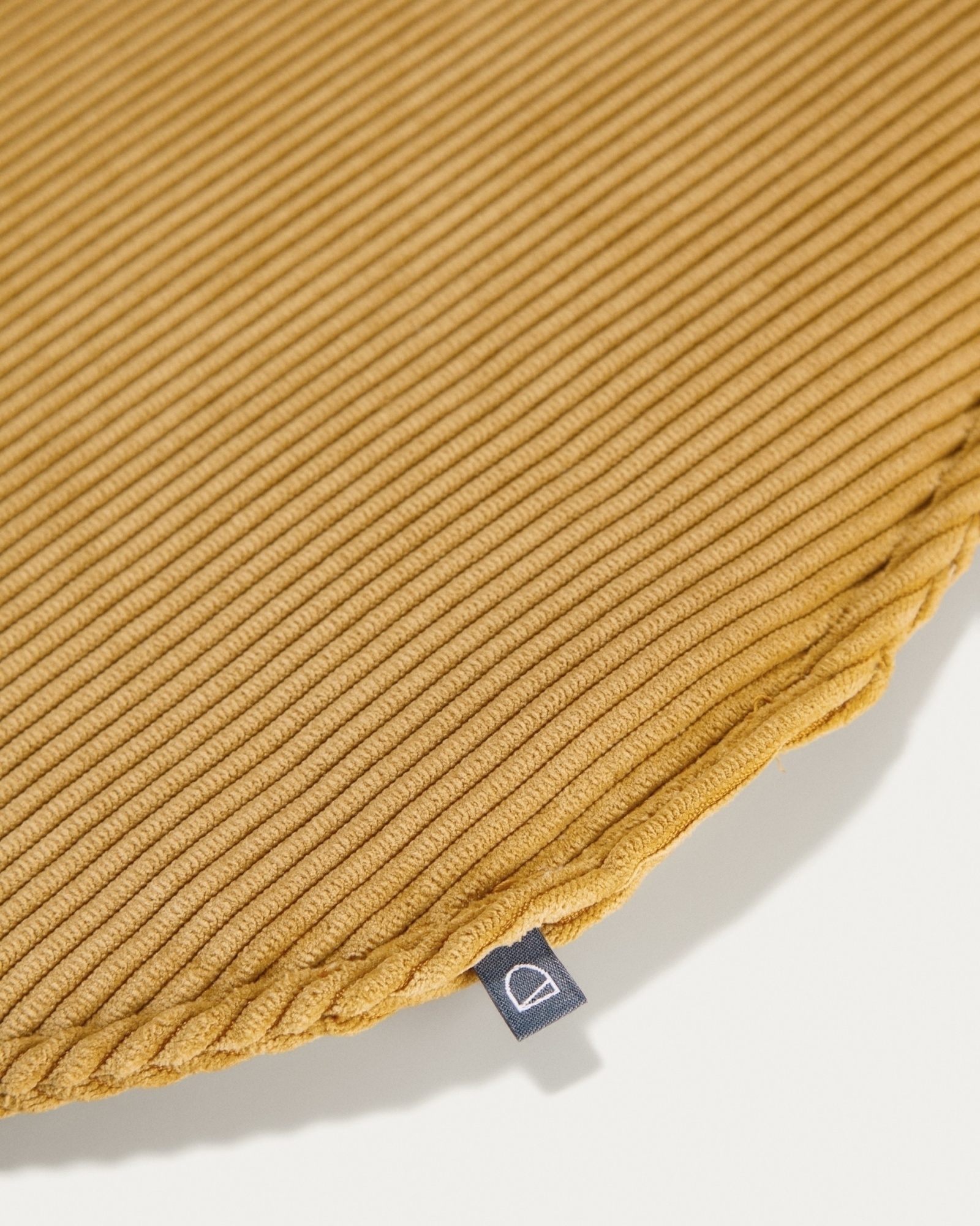 Круглая вельветовая подушка на стул Sora горчичная 35 см La Forma (ex Julia Grup)