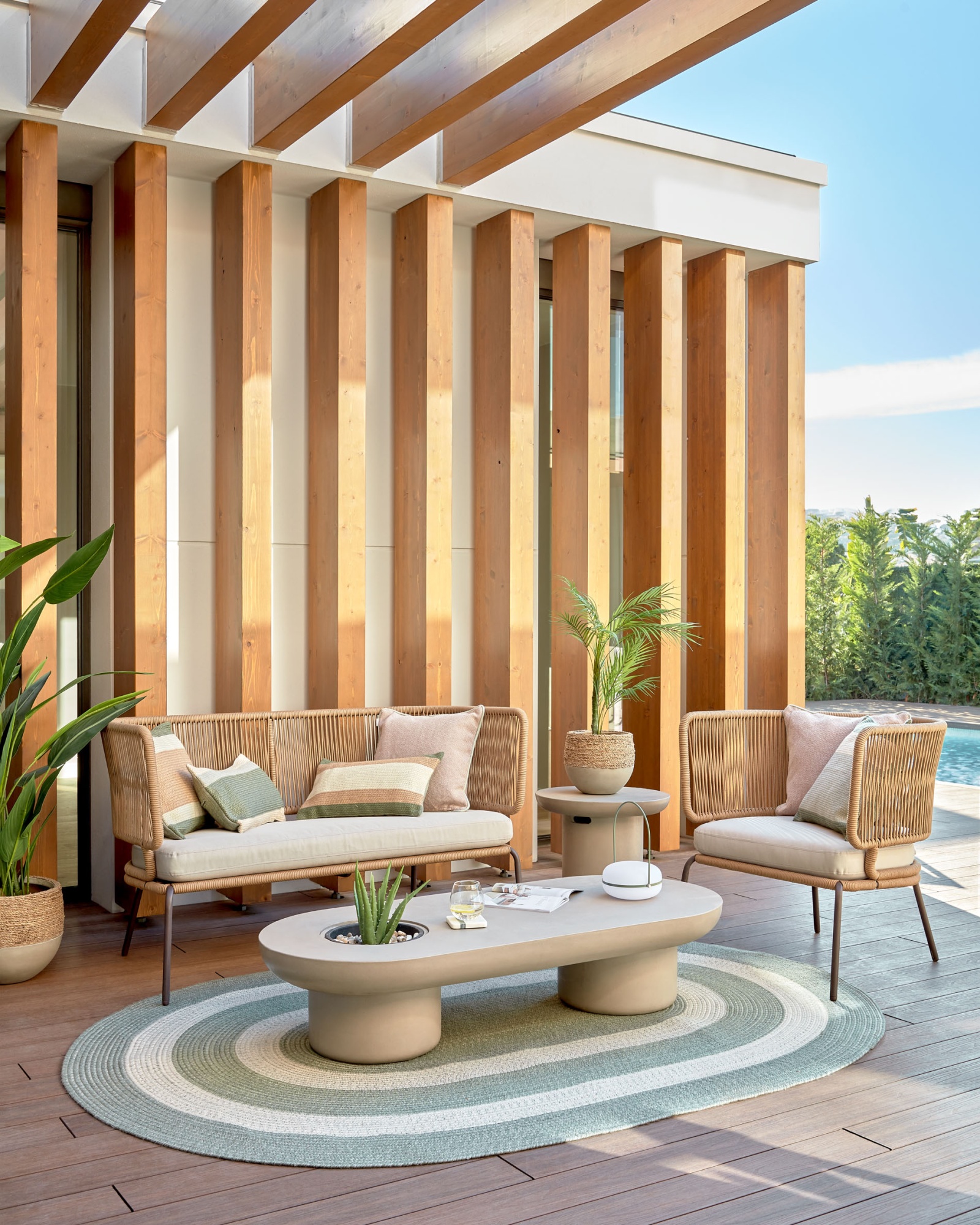 Кресло Nadin из бежевого шнура с ножкой из оцинкованной стали La Forma (ex Julia Grup)