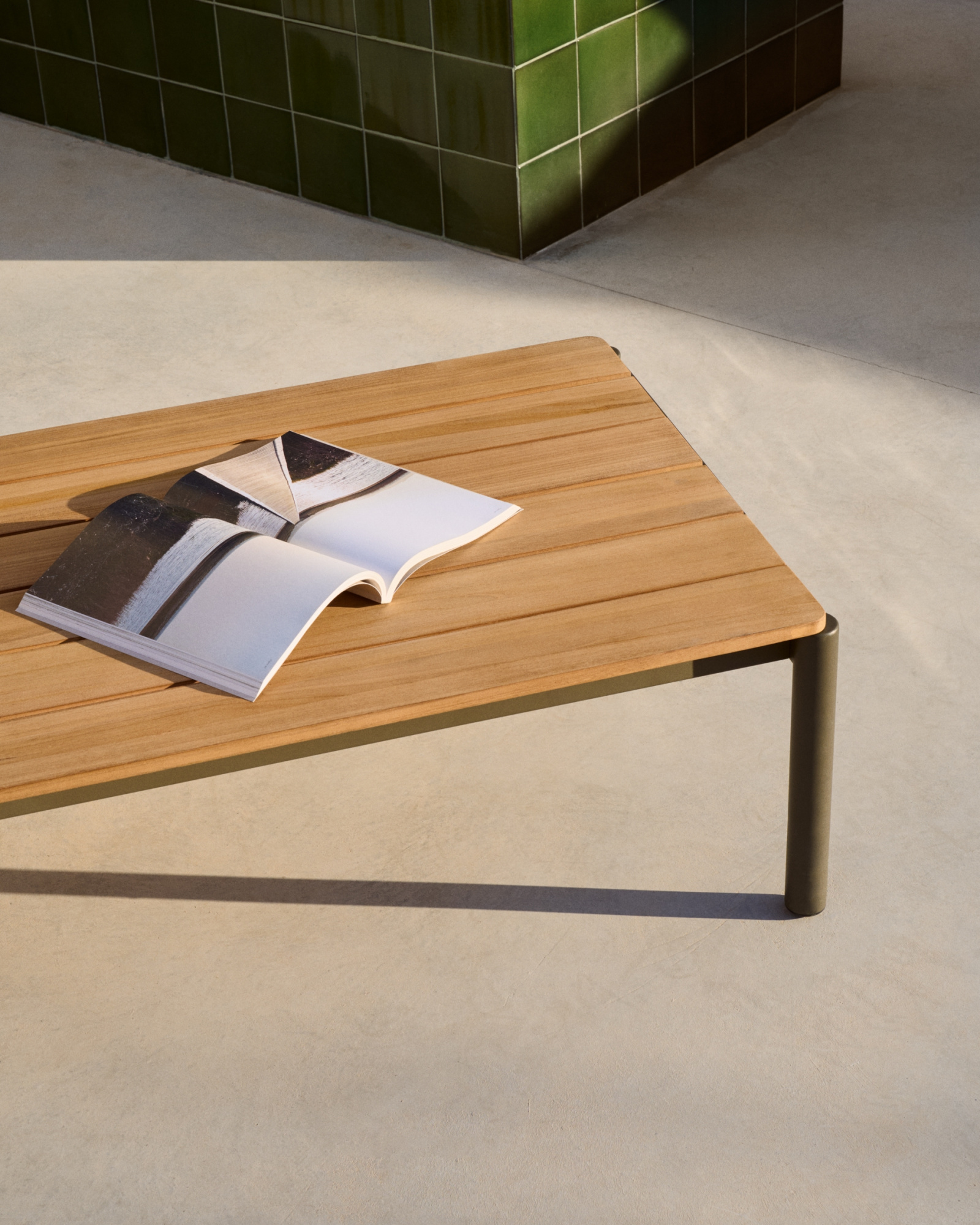Журнальный столик Sorells из зеленого алюминия и тикового дерева 63 x 144,6 см La Forma 253953