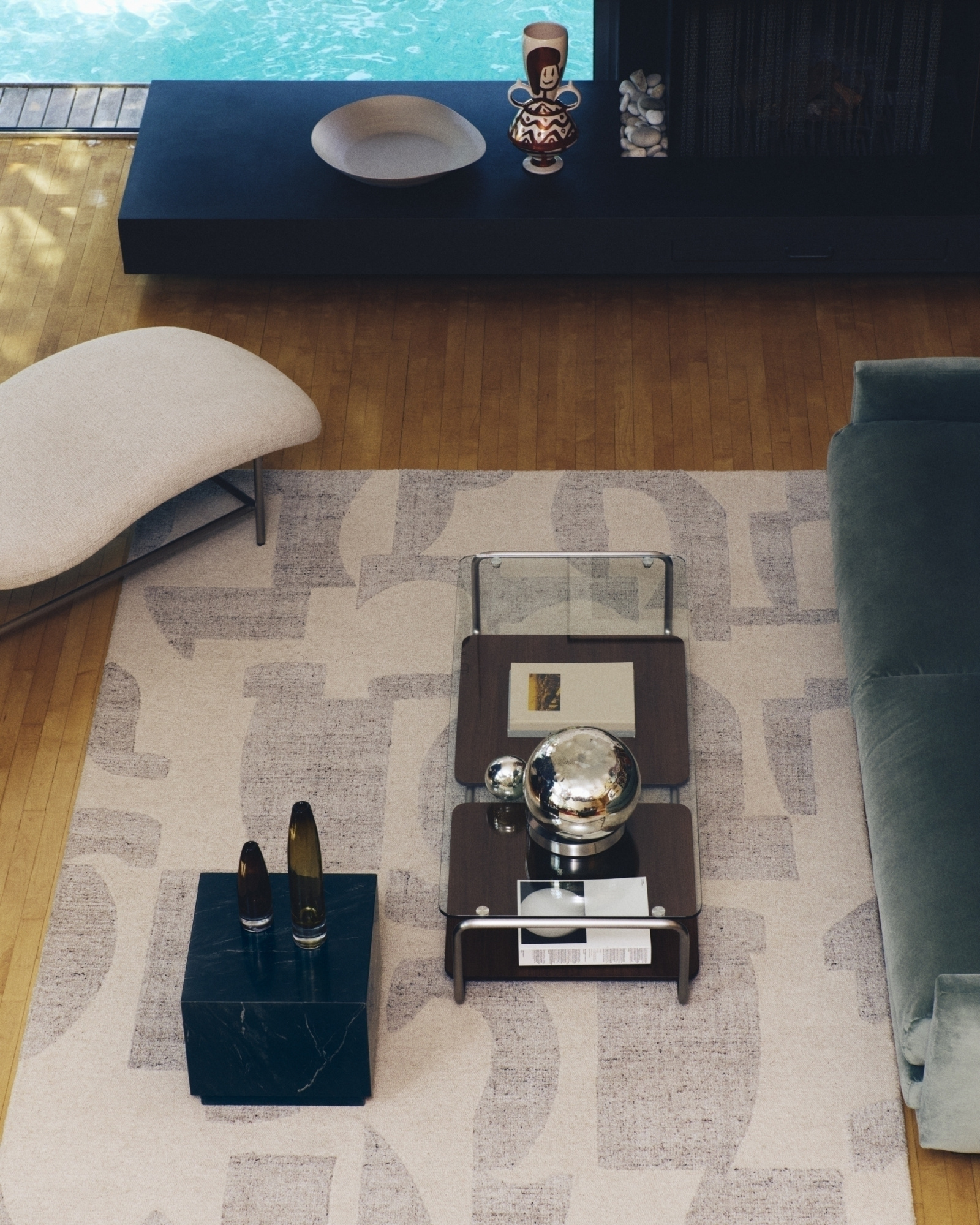 Журнальный столик Tarsel из закаленного стекла с подносом из орехового шпона La Forma 427207