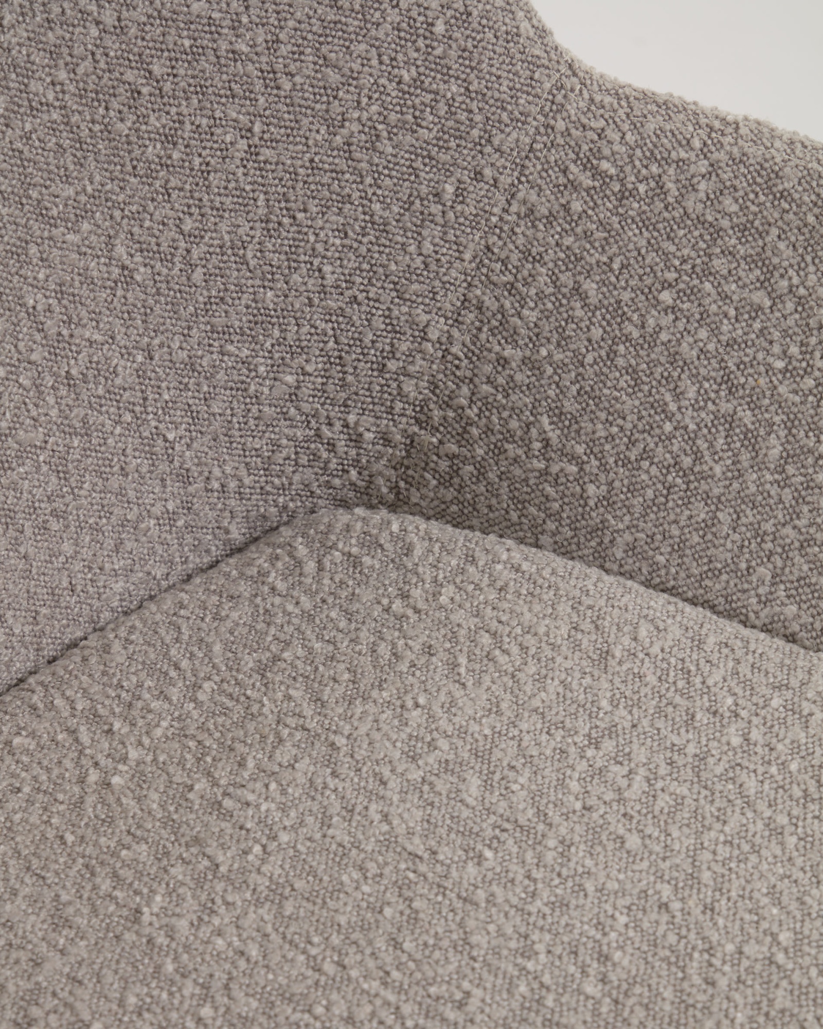 Стул Konna из светло-серой ткани букле с ножками из массива ясеня La Forma (ex Julia Grup)