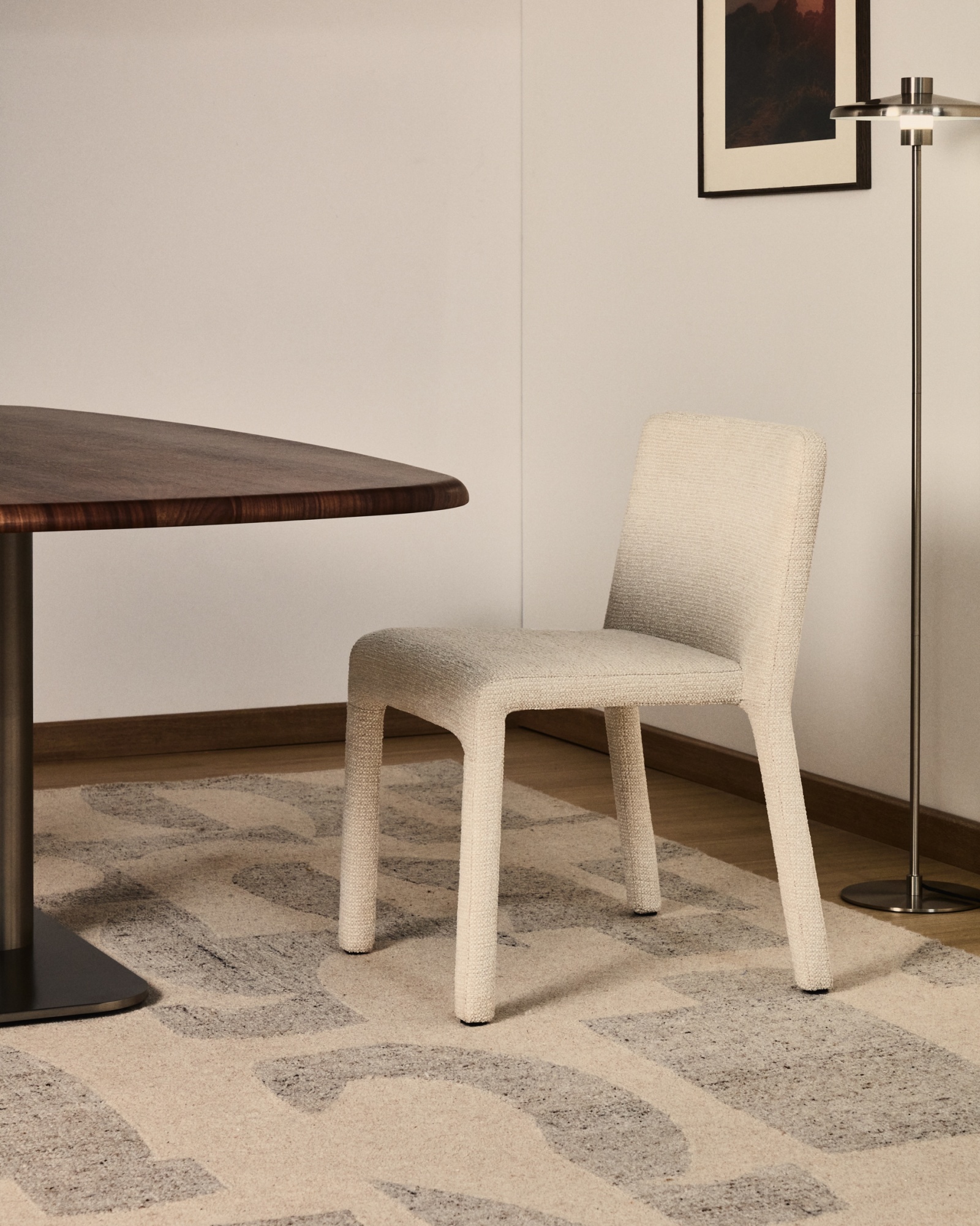 Штабелируемый стул Loria из бежевого шенилла La Forma (ex Julia Grup)