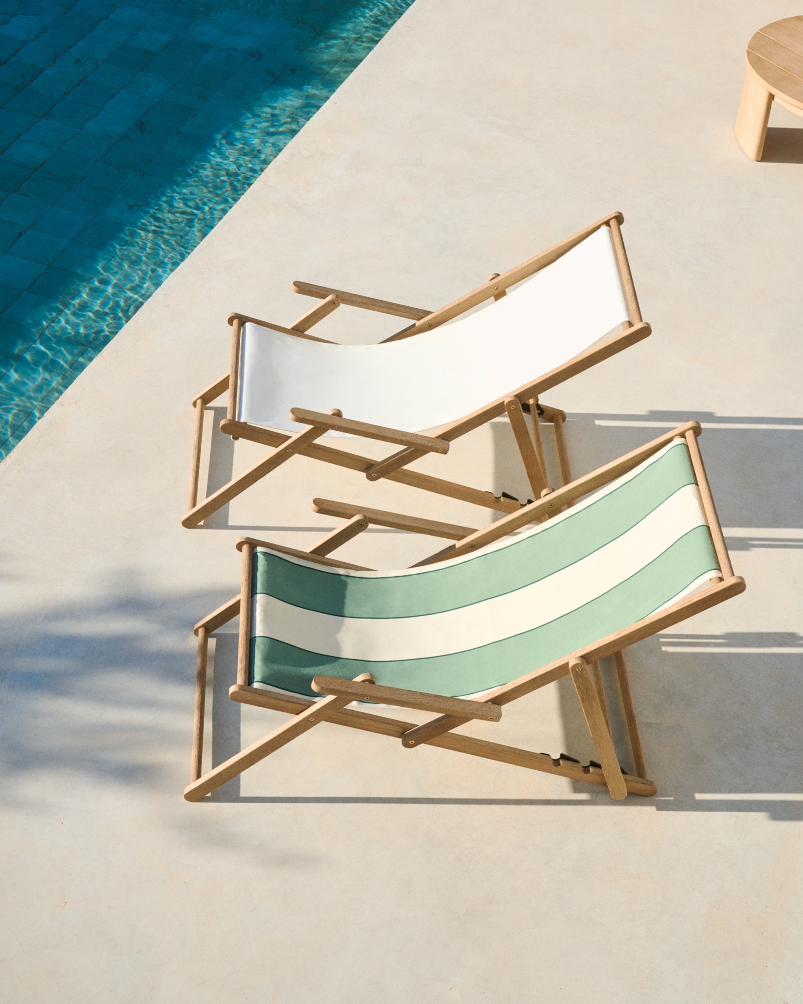 Cкладное кресло Vilara для улицы из акации и текстиля белого цвета La Forma (ex Julia Grup)