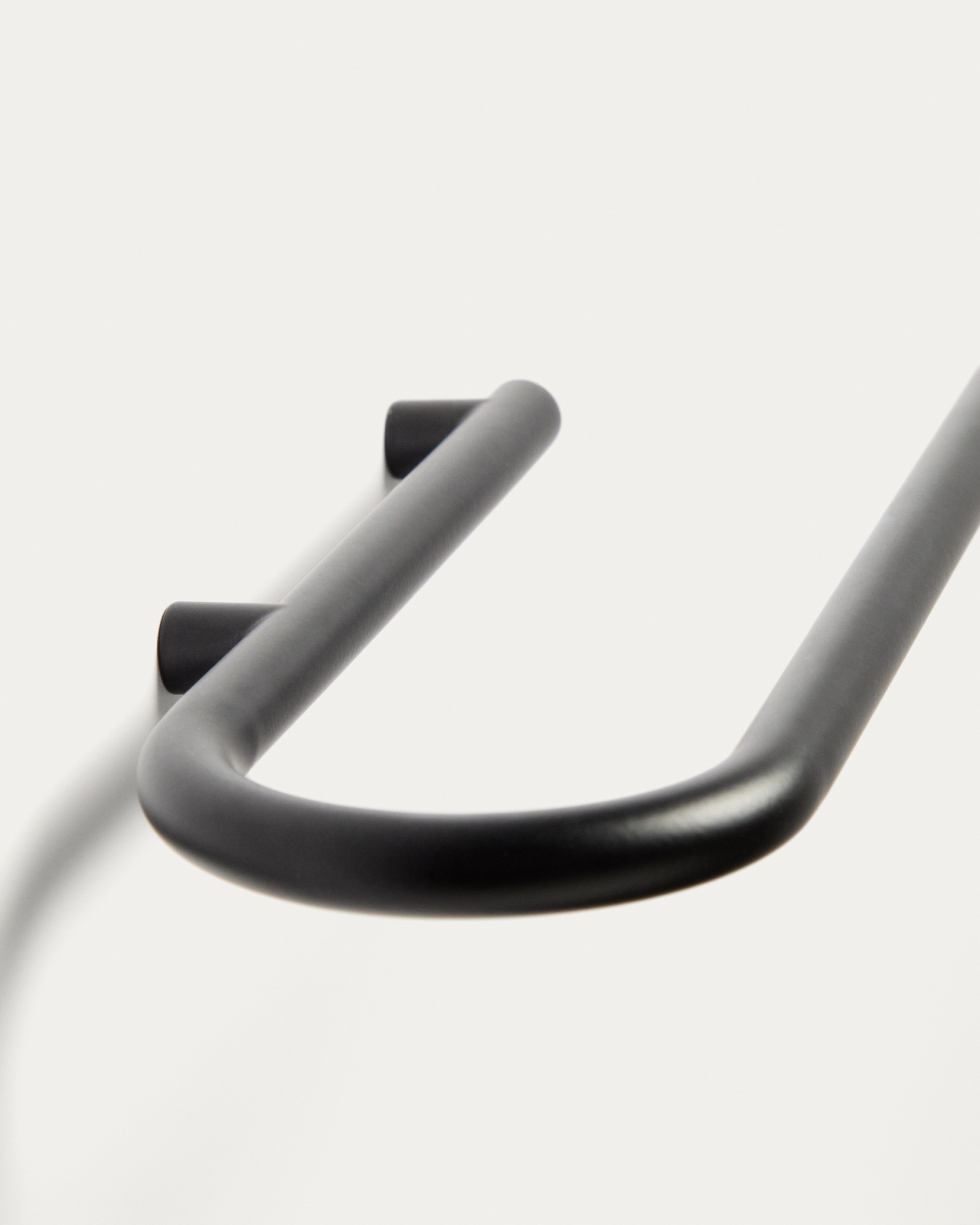 Полотенцесушитель Arely из черного металла La Forma (ex Julia Grup)