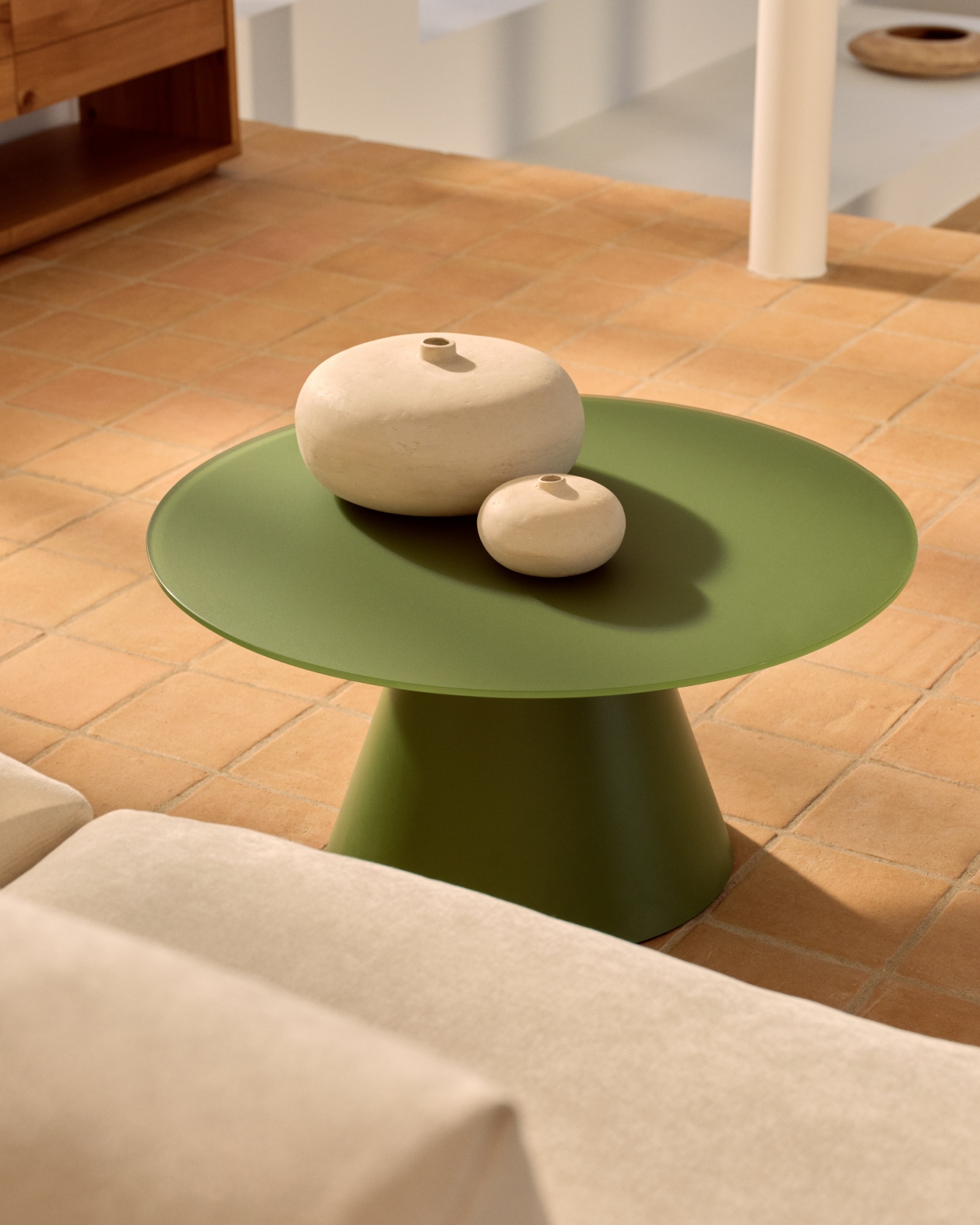 Журнальный столик Wilshire зеленый из закаленного стекла из стали Ø80 см La Forma (ex Julia Grup)