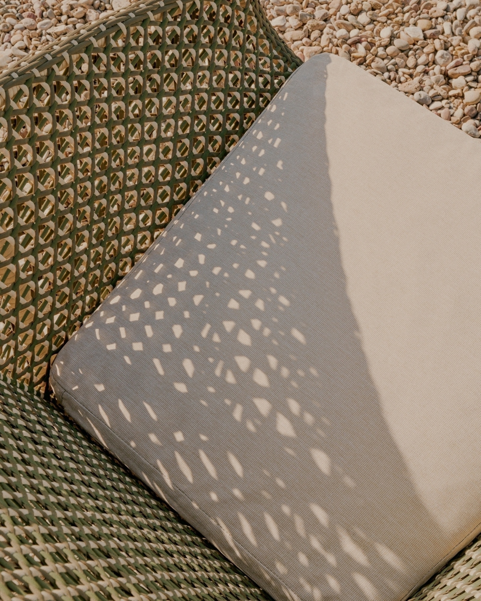 Кресло Olbia из искусственного ротанга и массива тика La Forma (ex Julia Grup)