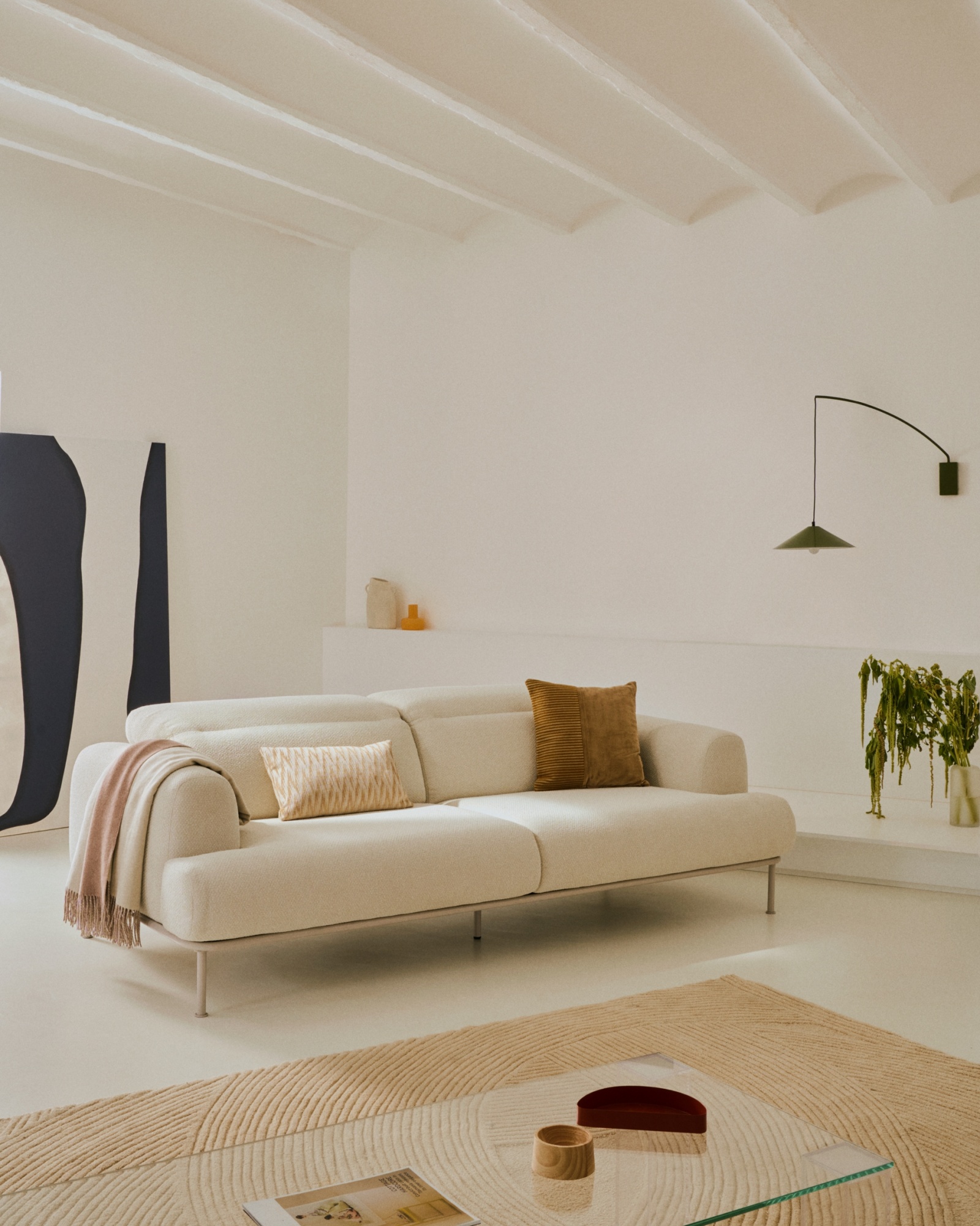 Диван Aurum 3-местный цвета экрю с откидным подголовником 234  см La Forma (ex Julia Grup)