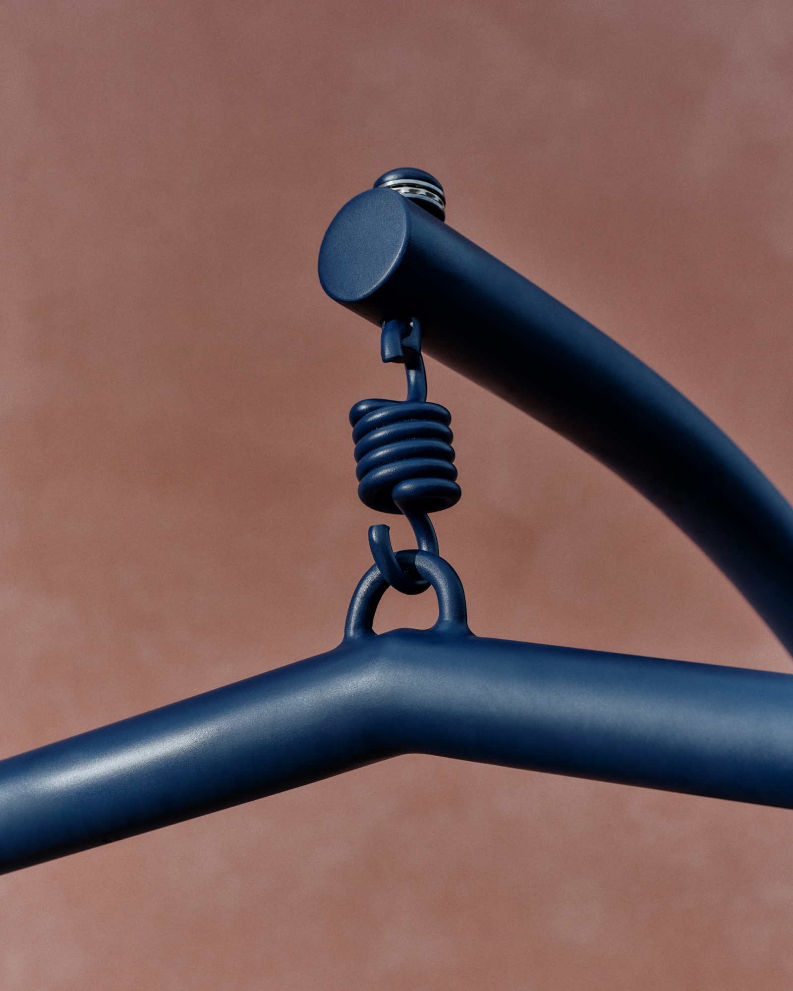 Подвесное кресло Saliga из искусственного ротанга синего цвета с основанием из алюминия La Forma (ex Julia Grup)