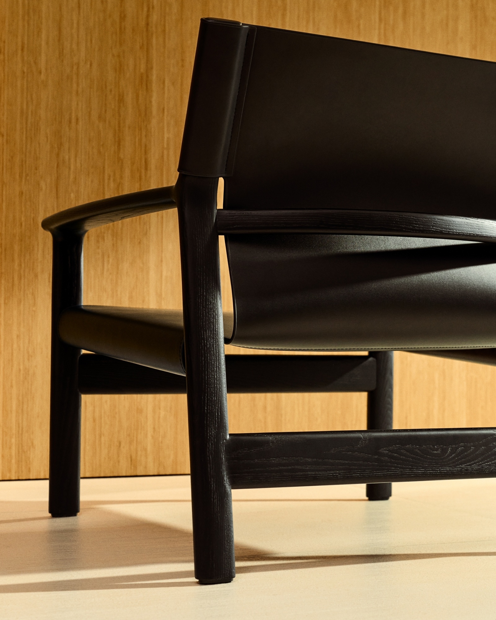 Кресло Jan из переработанной кожи черного цвета и ясеня в черном цвете La Forma (ex Julia Grup)