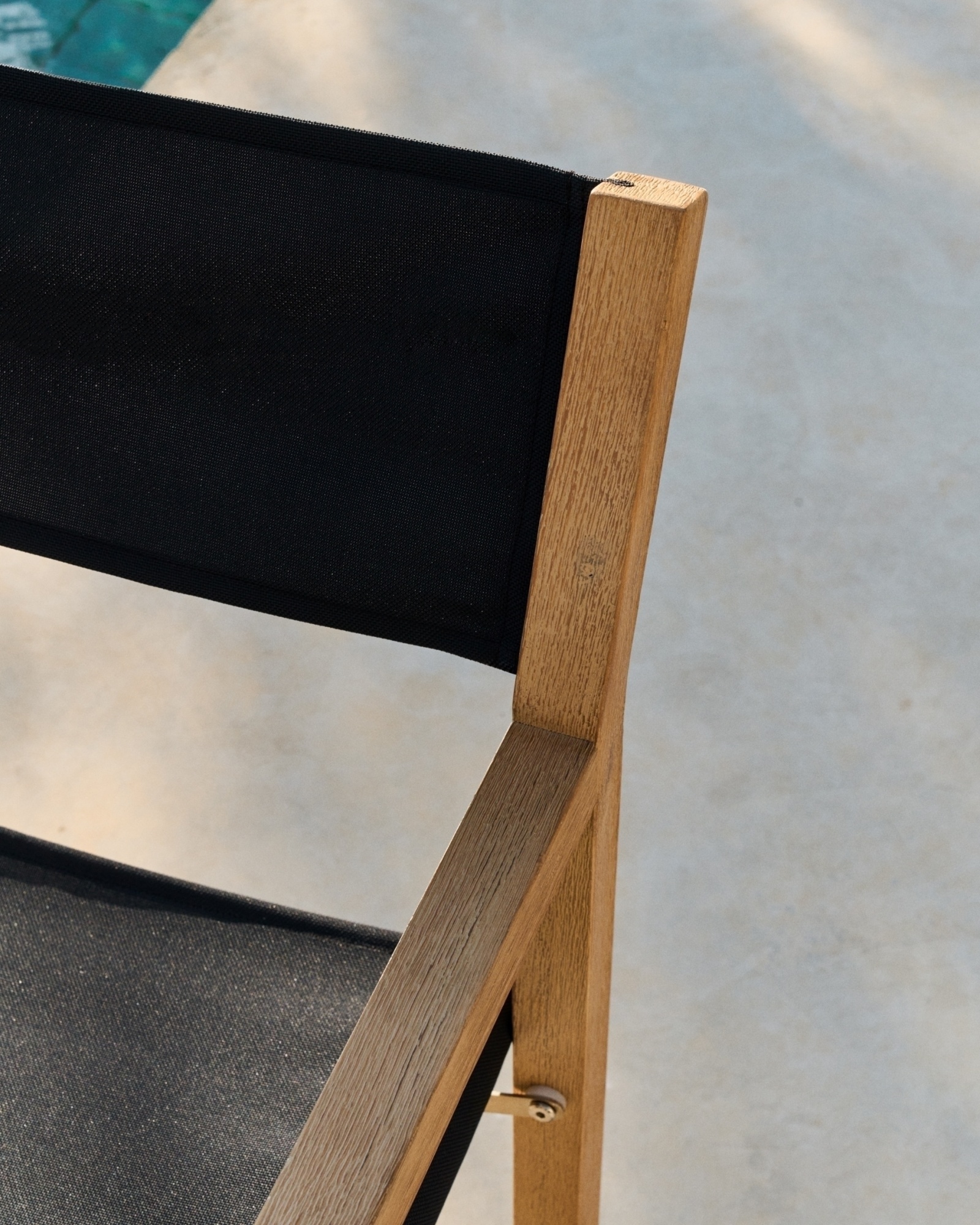 Складное уличное кресло Vilara из акации и текстиля черного цвета La Forma (ex Julia Grup)