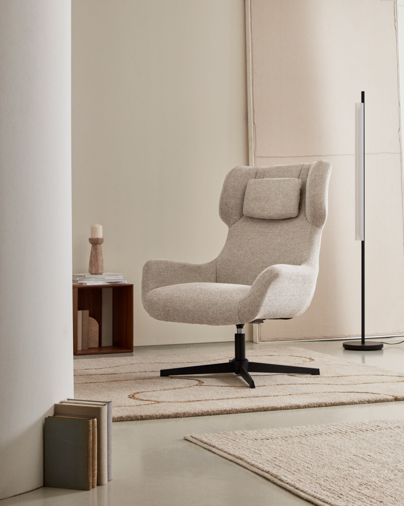 Zalina Вращающееся кресло с подлокотниками из бежевой синели La Forma (ex Julia Grup)