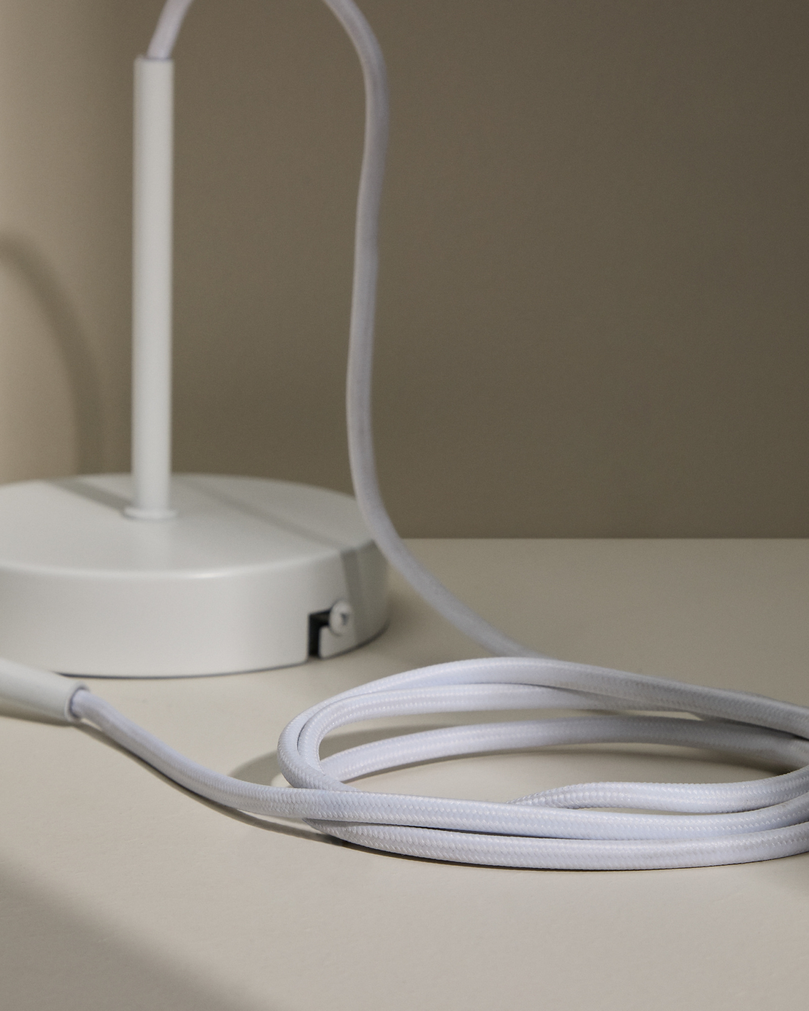 Основание металлического светильника Fluvia белого цвета, 250 см La Forma (ex Julia Grup)