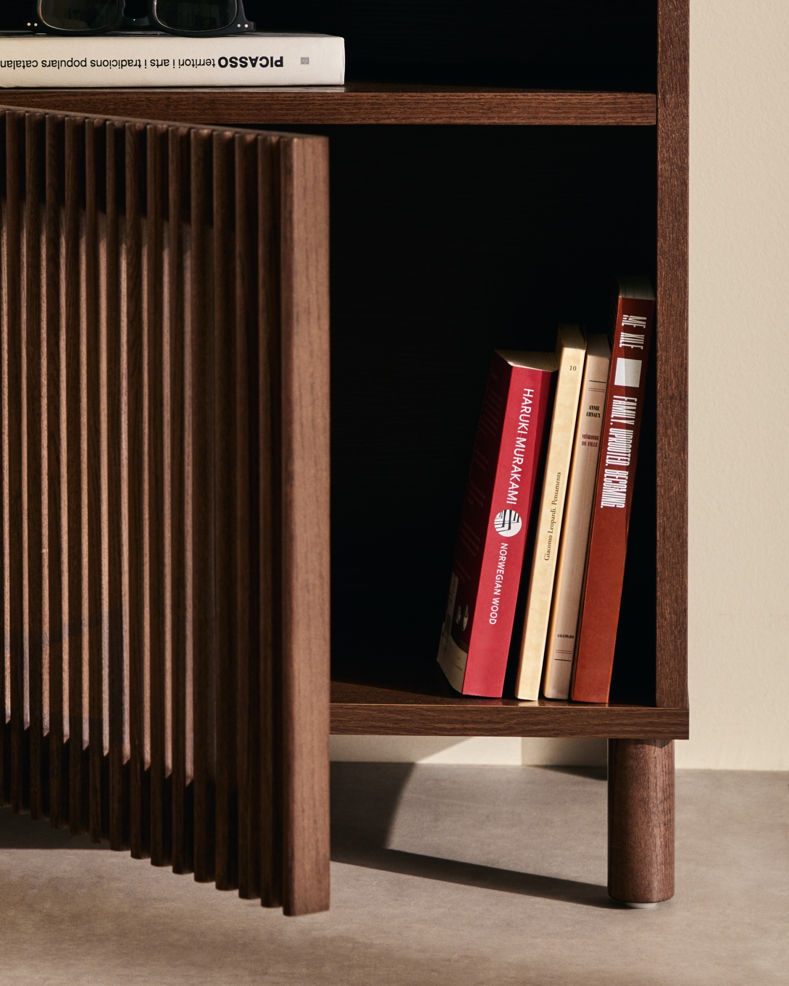 Прикроватная тумбочка Beyla из ясеня с отделкой под орех La Forma (ex Julia Grup)