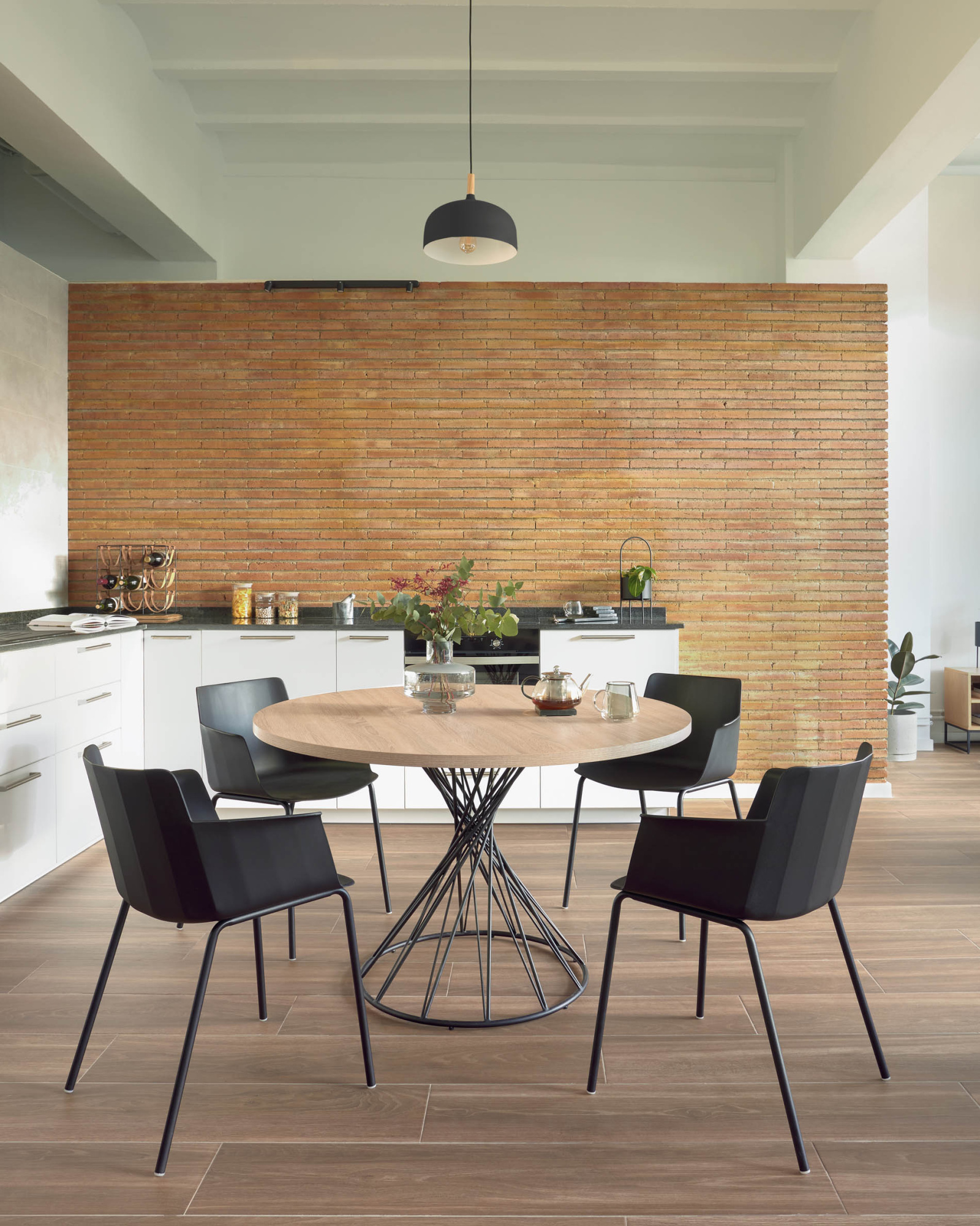 Круглый стол из меламина Niut Ø 120 см с натуральной отделкой и стальными черными ножками La Forma 102346