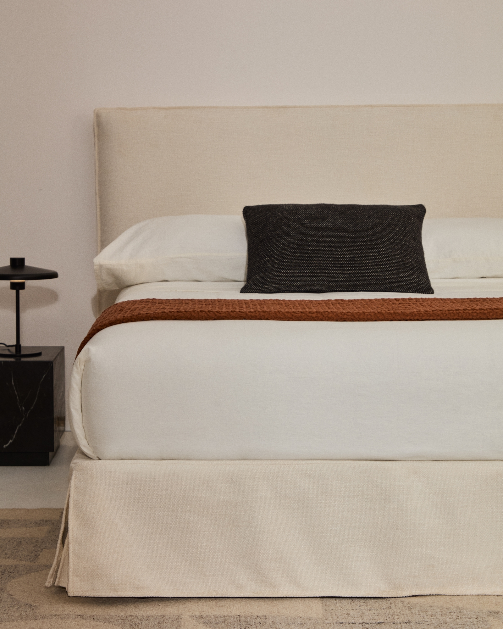 Изголовье кровати Jaira из белого шенилла со съемным чехлом для кроватей шириной до 150 см La Forma 447731