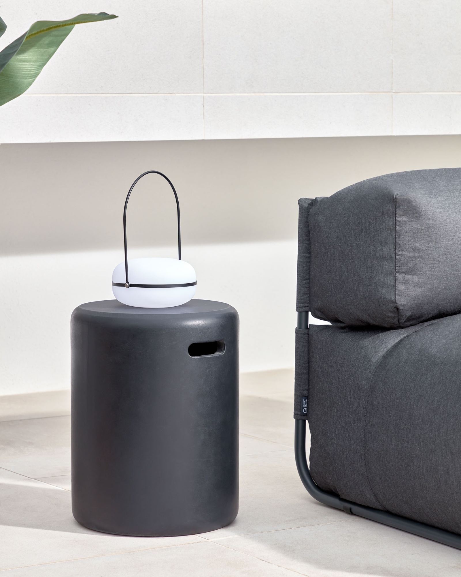 Столик Taimi из бетона в черном цвете La Forma (ex Julia Grup)