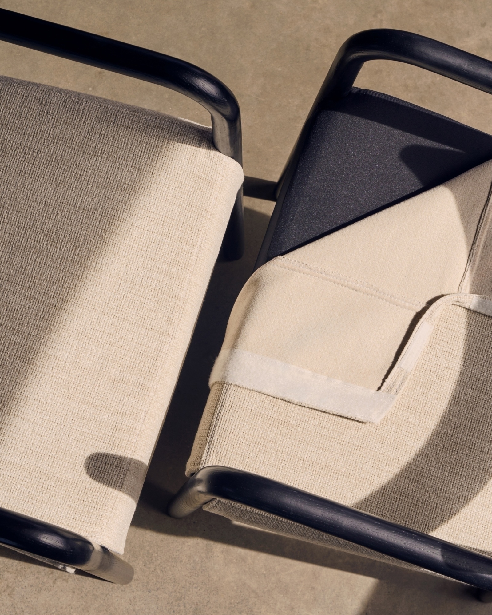 Стул Falconera со съемным чехлом из массива дуба с черной отделкой FSC Mix Credit La Forma (ex Julia Grup)