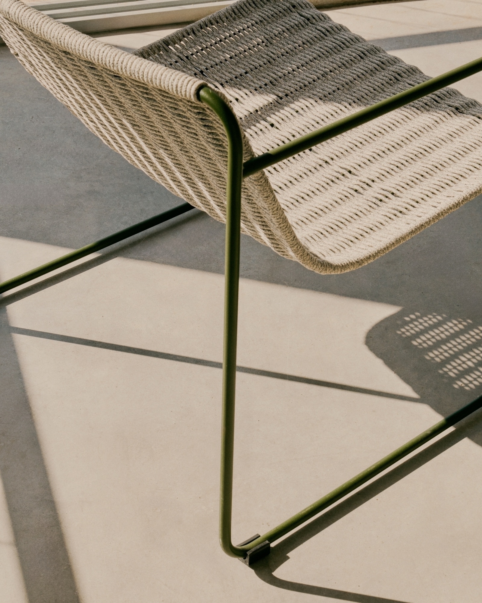 Кресло Maurina из оцинкованной стали зеленого цвета и серой веревки La Forma (ex Julia Grup)