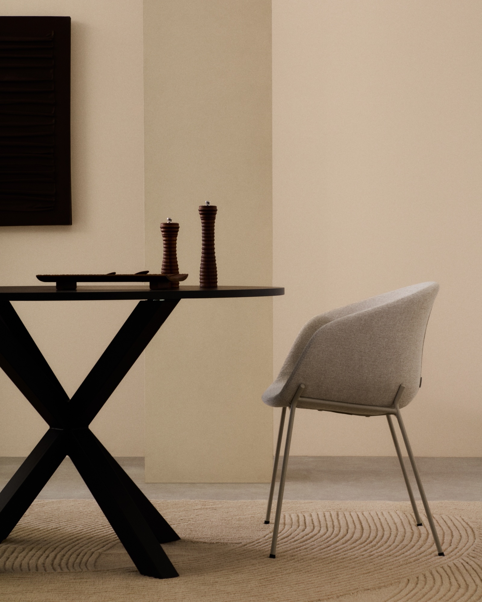 Стул Yvette из бежевого шенилла и стальными ножками бежевого цвета La Forma (ex Julia Grup)