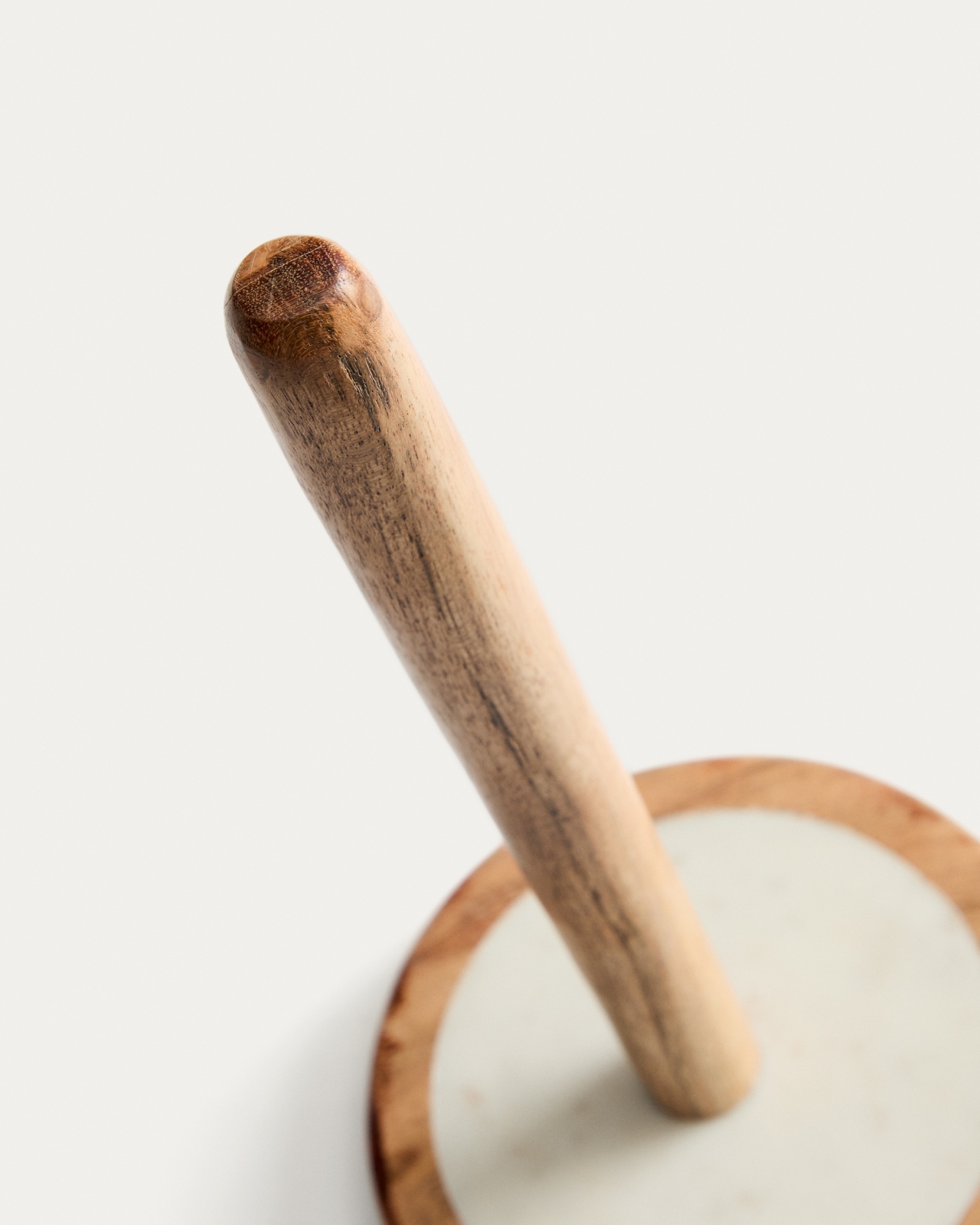 Держатель для кухонных полотенец Nuvir из белого мрамора и массива акации La Forma (ex Julia Grup)