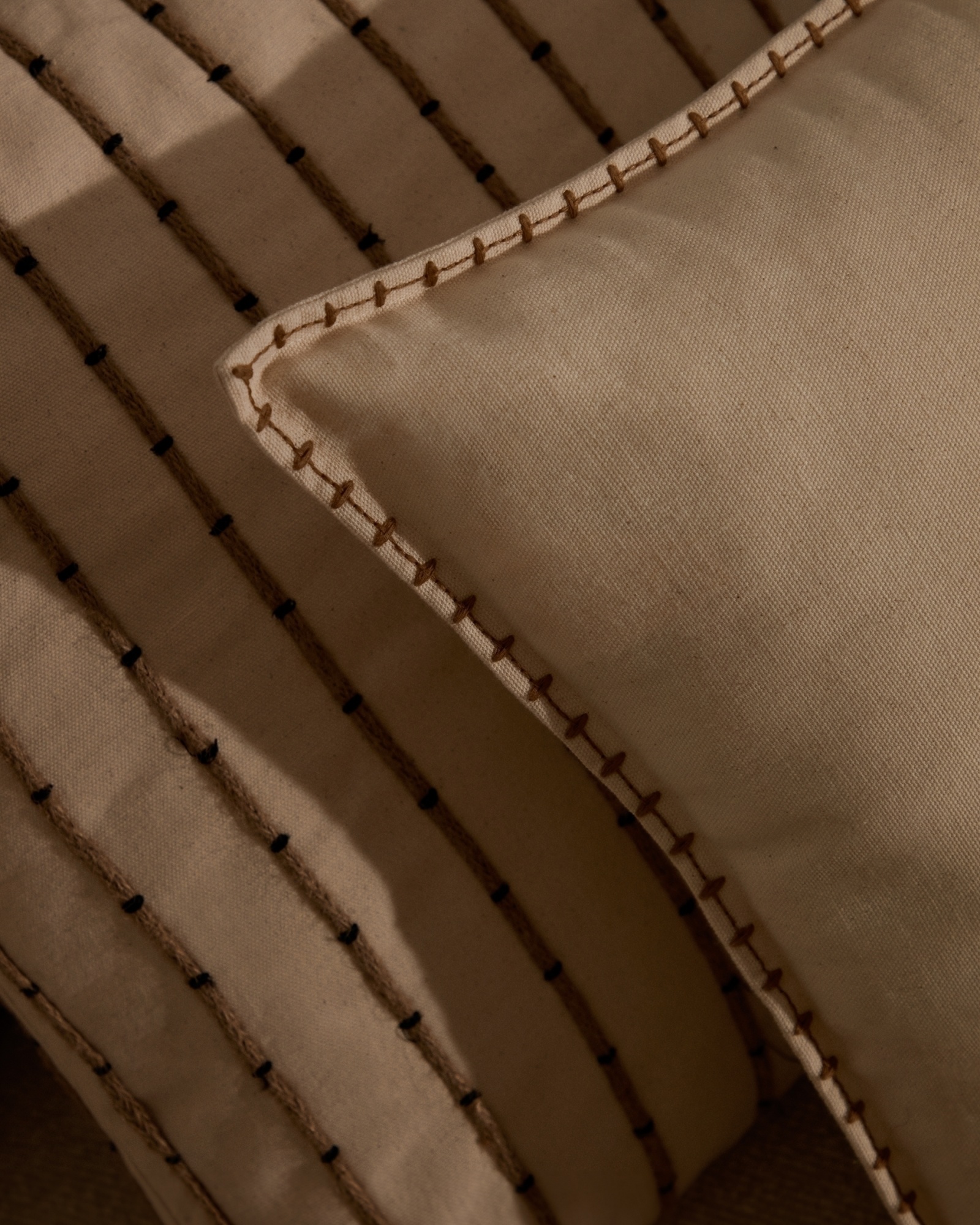 Чехол для подушки Rakira из бежевого хлопка с вышивкой горчичного цвета 45 x 45 см La Forma (ex Julia Grup)