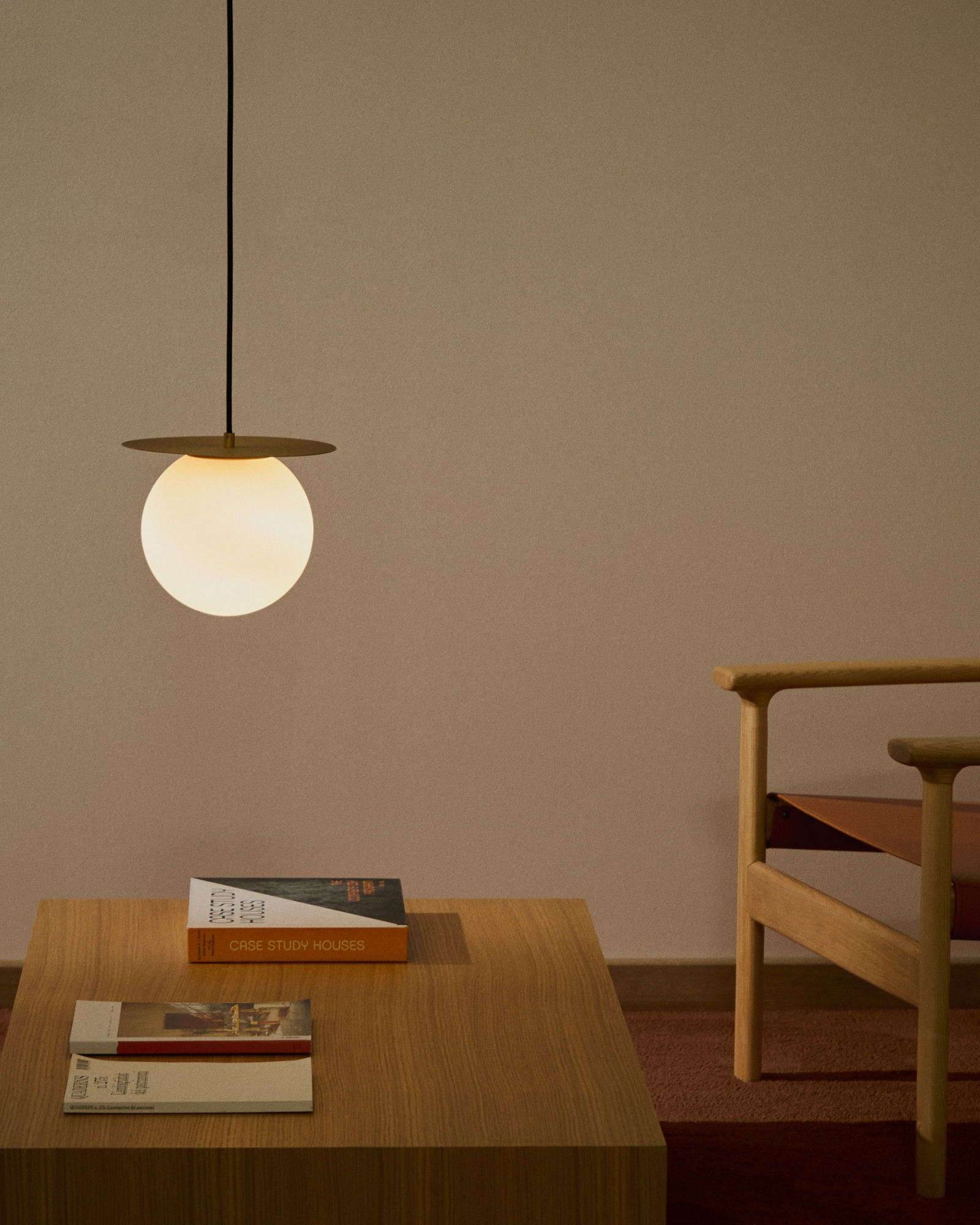 Подвесной светильник Brisia из металла в латунной отделке со стеклянным плафоном Ø20 см La Forma 445205