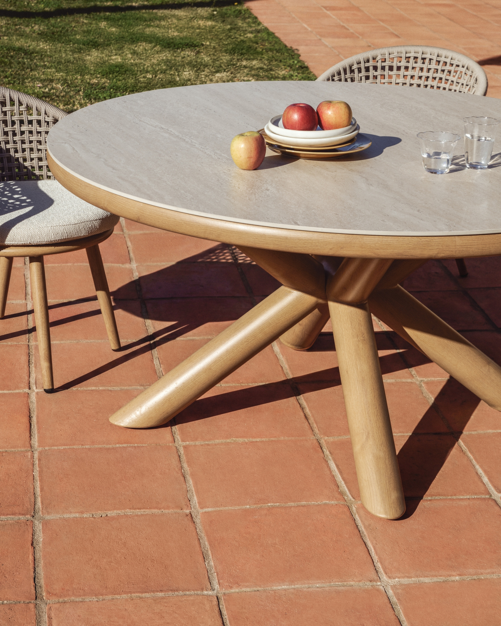 Уличный стол Mirtia из алюминия с отделкой под дерево и кремового спеченного камня 148 см La Forma 482309