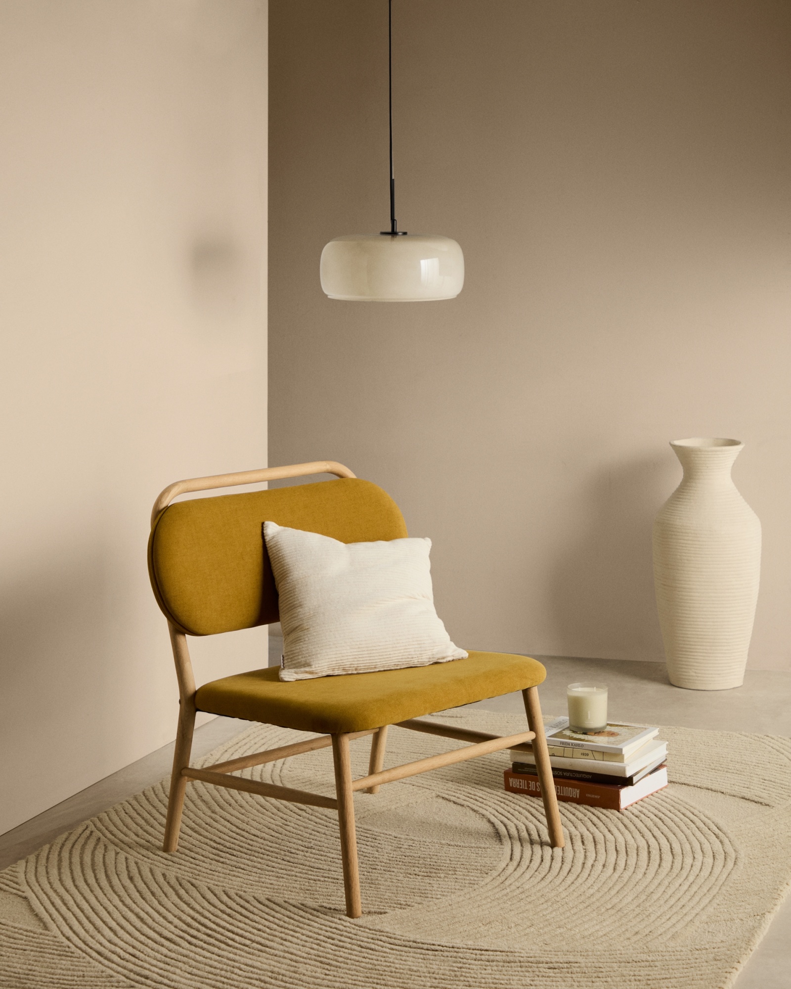 Кресло Helda из горчичного шенилла и массива дуба La Forma (ex Julia Grup)