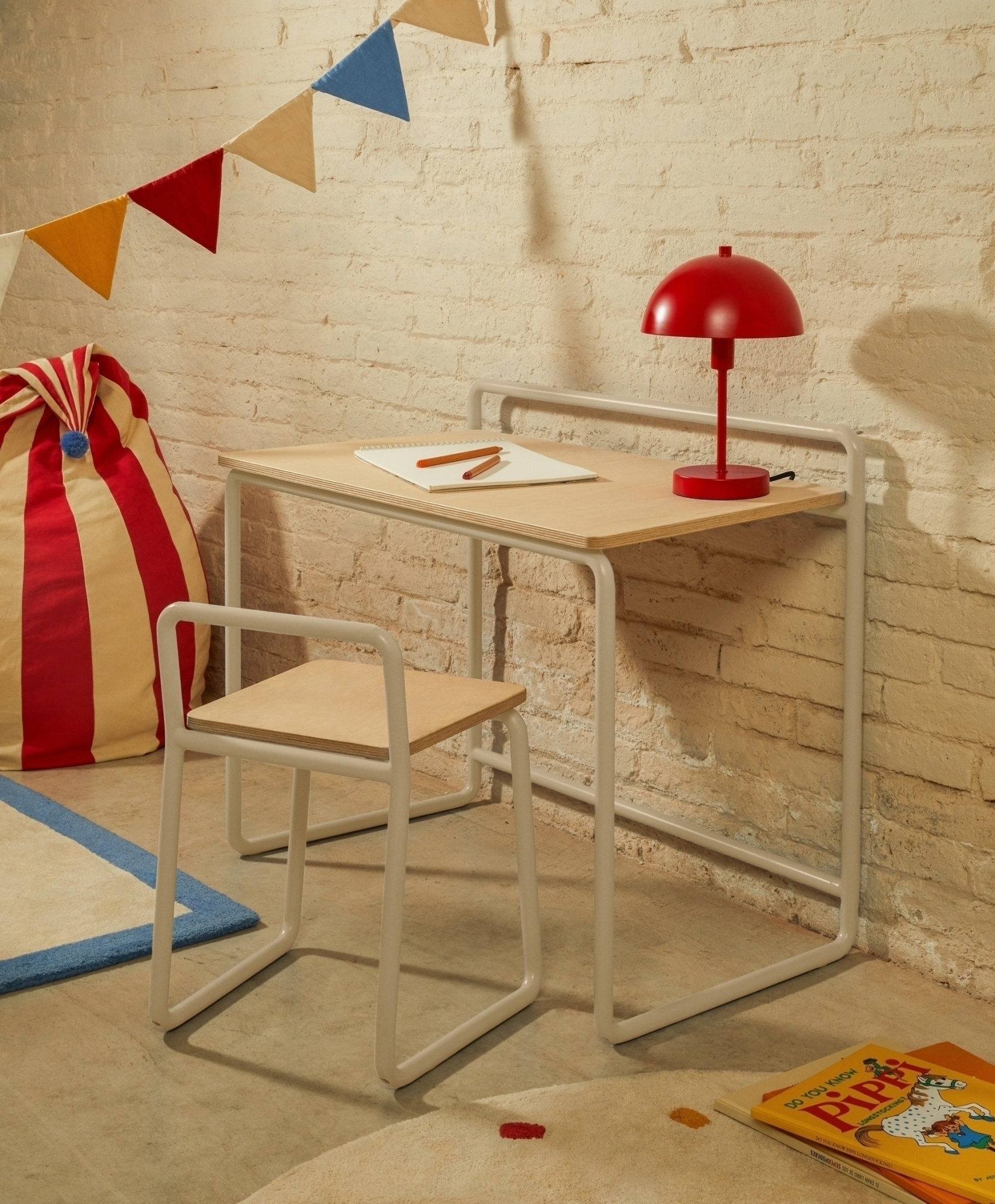 Tinn Письменный стол из ясеневого шпона с бежевой металлической конструкцией, 75 x 45,5 La Forma (ex Julia Grup)