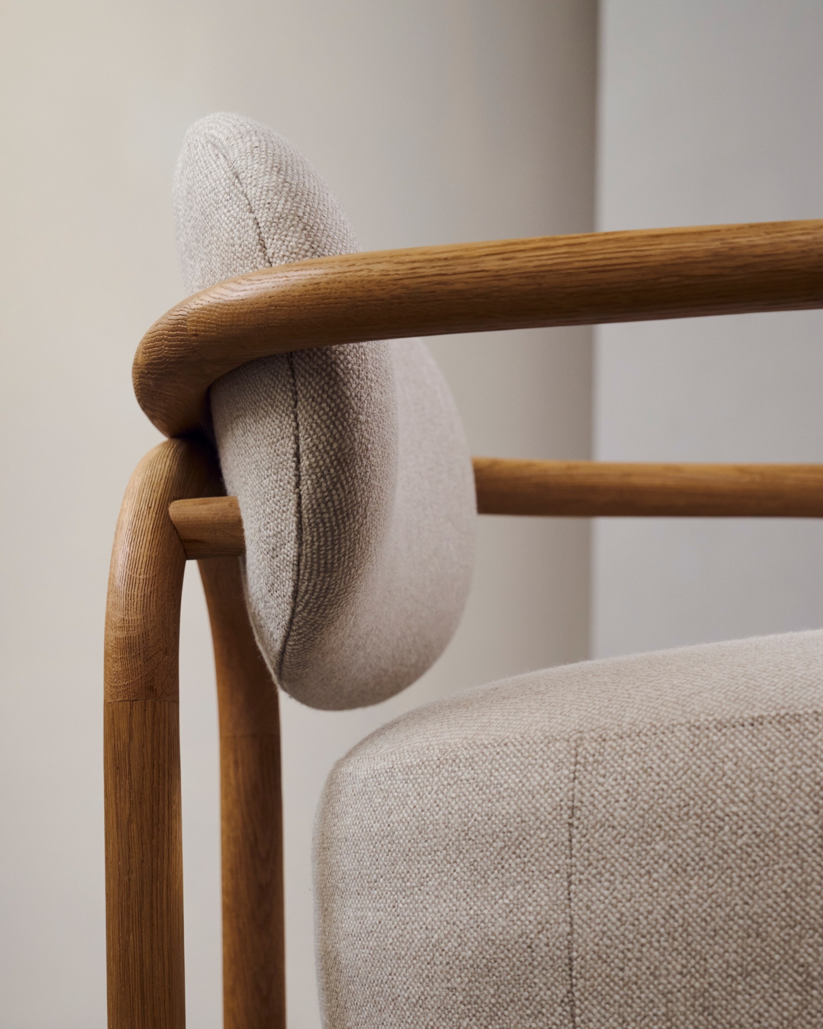 Melqui Бежевое кресло из массива дуба с натуральной отделкой La Forma (ex Julia Grup)