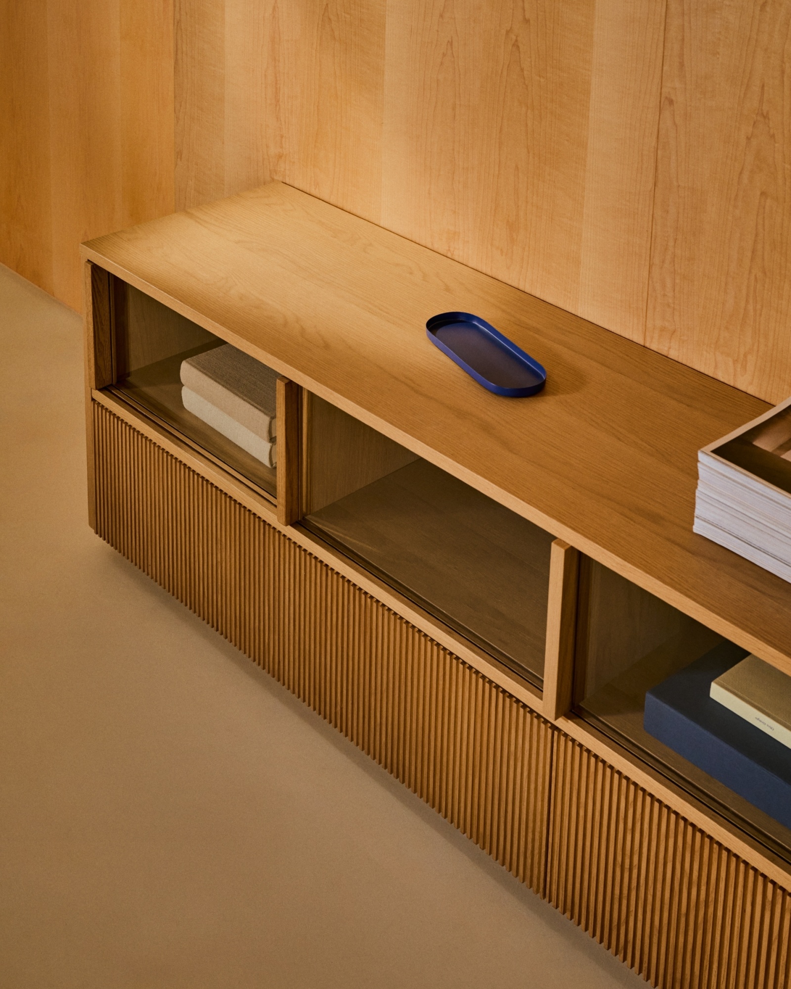 Сервант Helvine с 4 дверцами и 2 ящиками шпон дуба и закаленное стекло, 200 x 54 La Forma (ex Julia Grup)