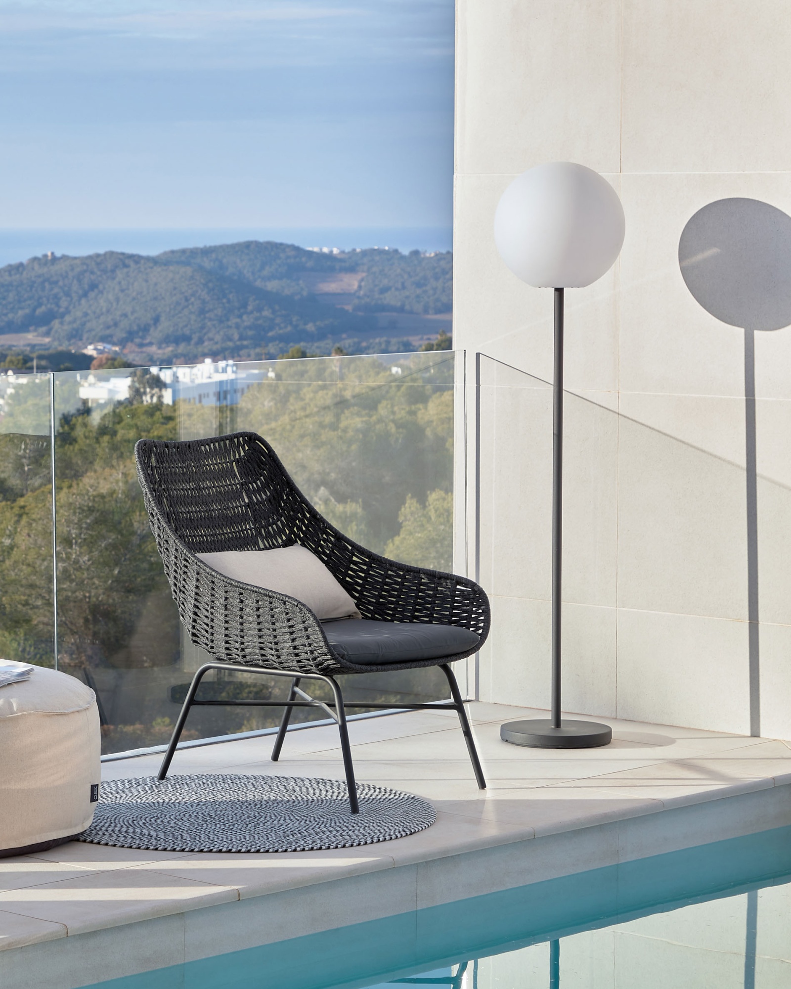 Веревочное кресло Abeli черного цвета La Forma (ex Julia Grup)