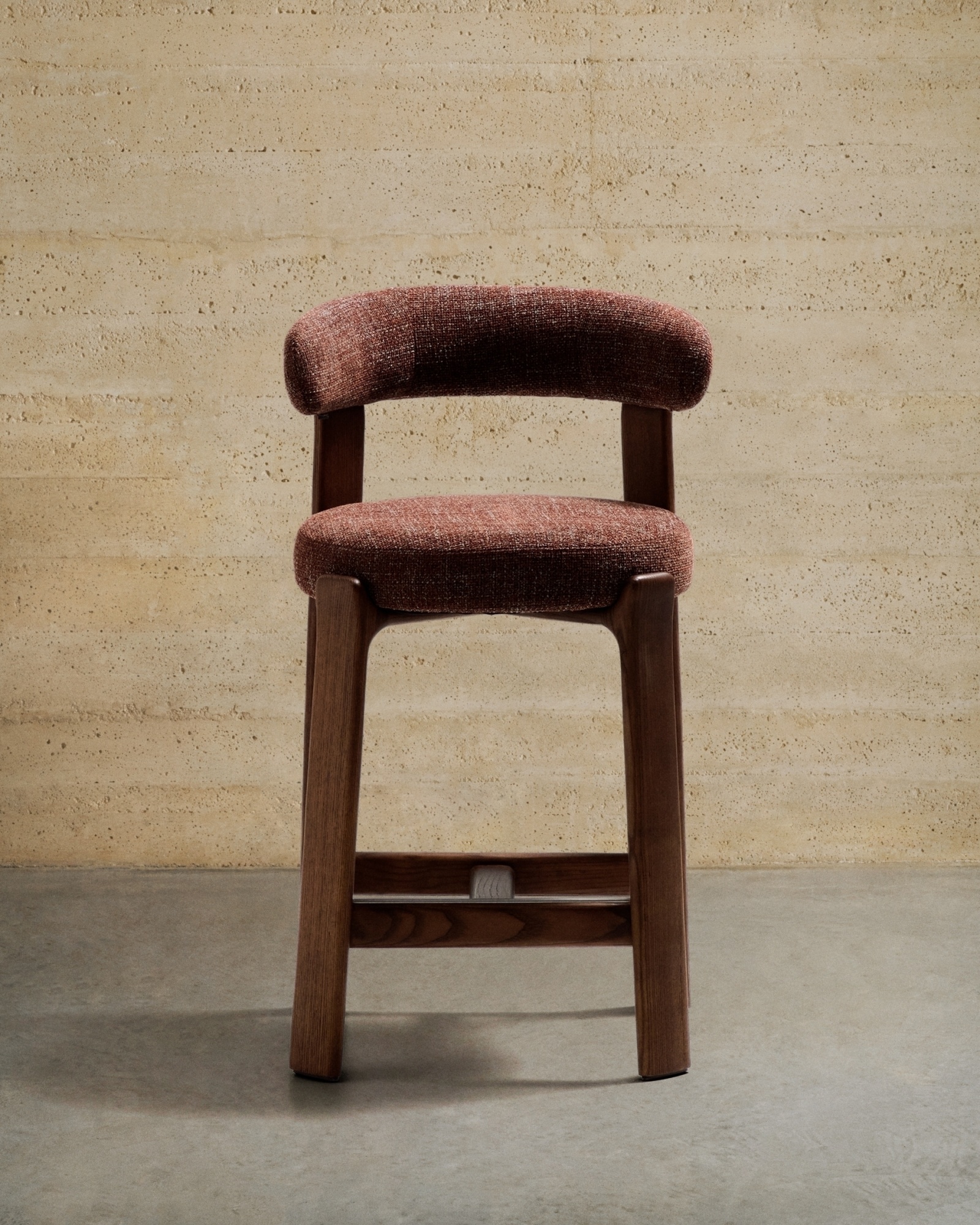 Полубарный стул Granite из коричневой синели и ясеня с отделкой орех 65 см La Forma (ex Julia Grup)