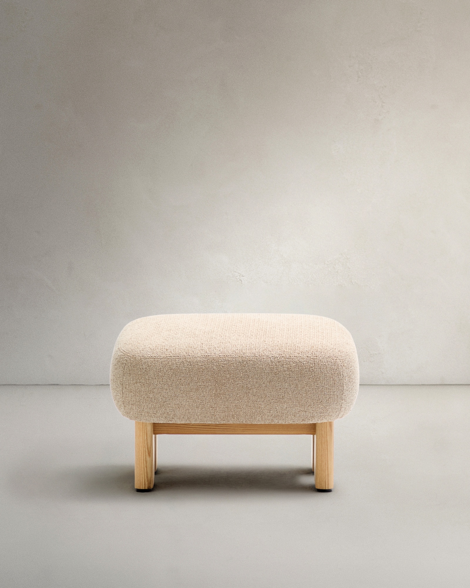 Пуф Cabana бежевый из шенилла с ножками из массива ясеня, натуральная отделка 65x55,4 La Forma (ex Julia Grup)