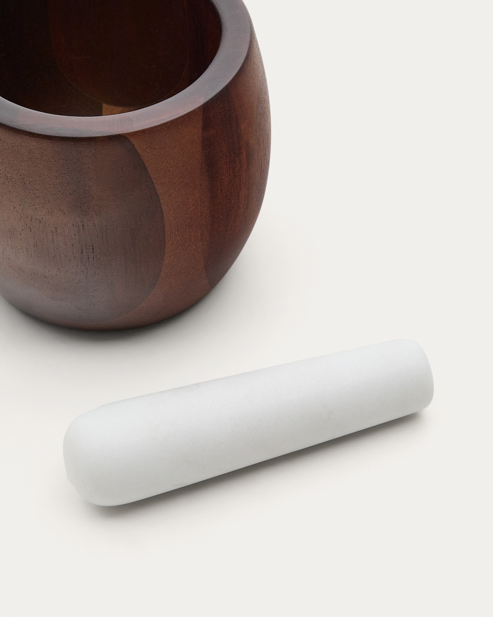 Ступка и пестик Tori из акации и белого мрамора La Forma (ex Julia Grup)