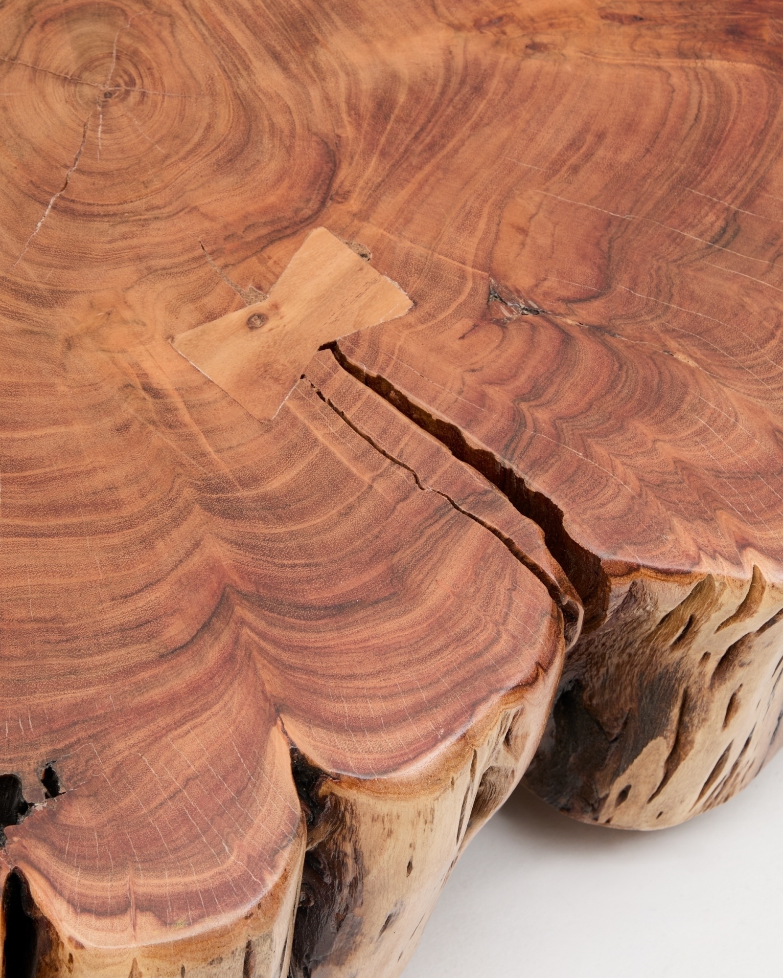 Журнальный столик Tavine из массива акации с выбеленной отделкой, с колесами Ø65 см La Forma (ex Julia Grup)