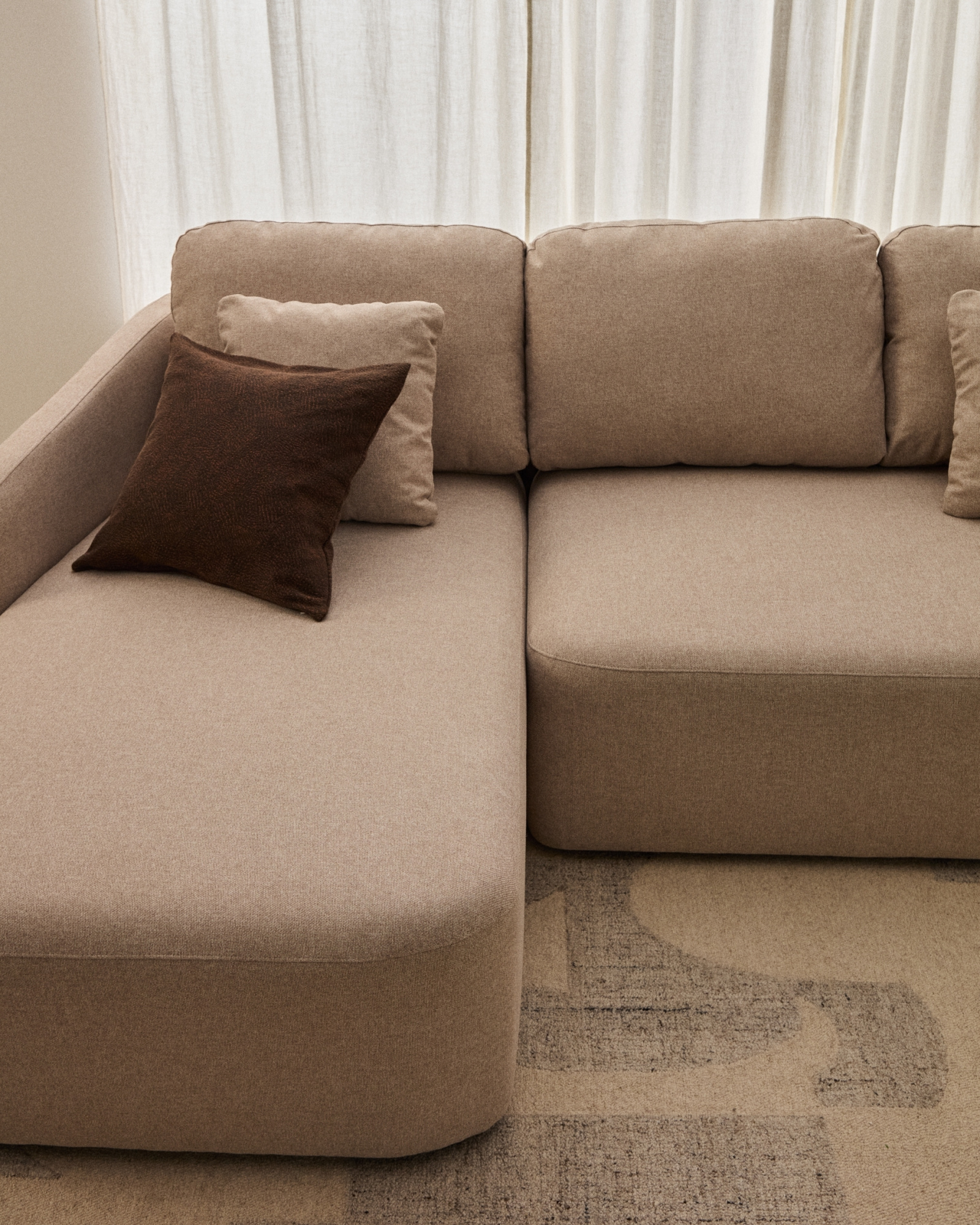 Трехместный диван-кровать Laira с левым шезлонгом из бежевого шенилла 246 см La Forma 443244