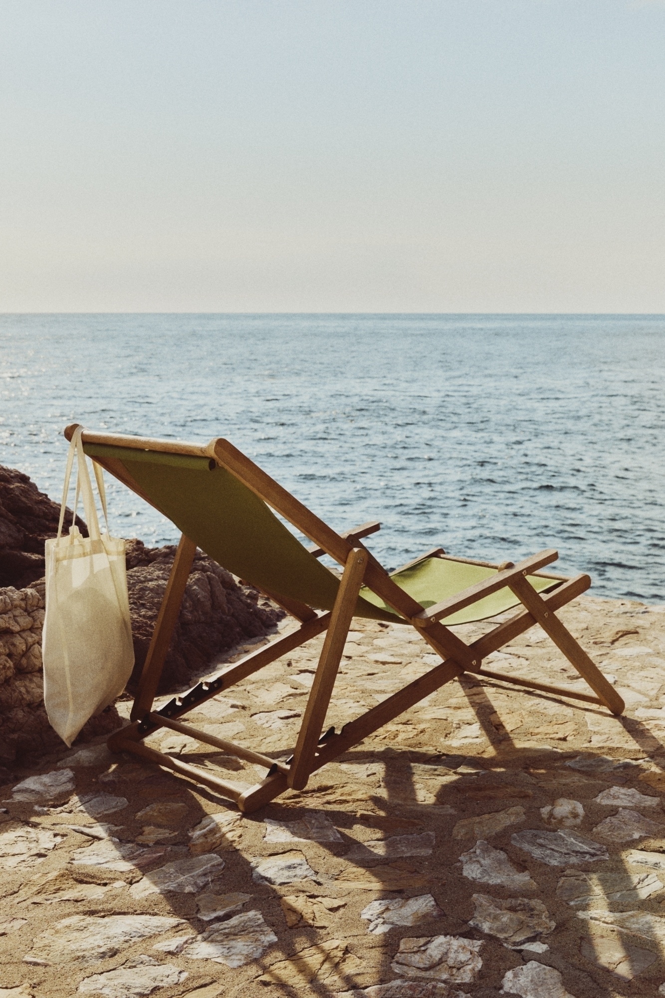 Складное кресло Vilara из акации для улицы салатового цвета La Forma (ex Julia Grup)