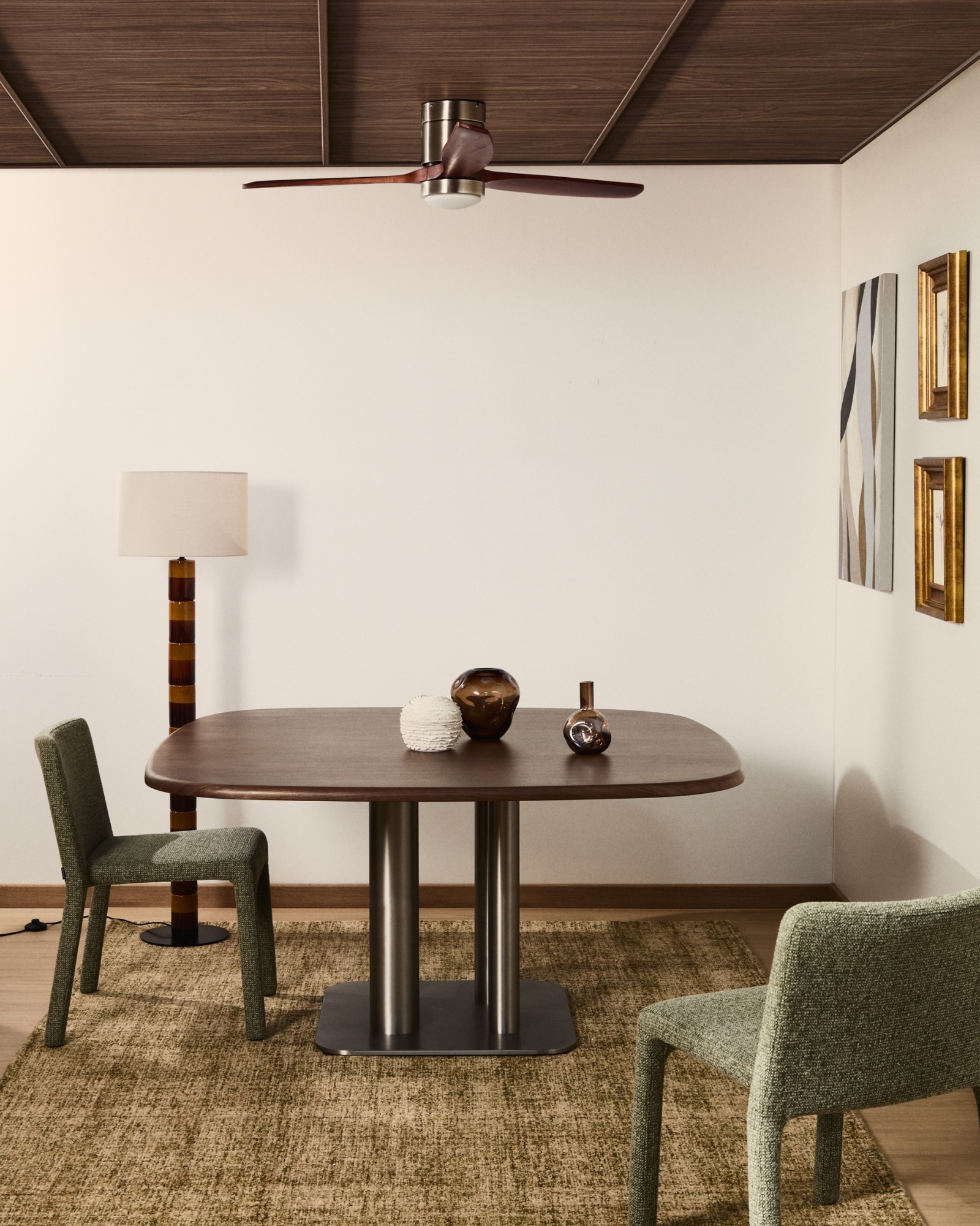 Стол Melvar из орехового шпона с основанием из матовой нержавеющей стали, 121 x 121 La Forma (ex Julia Grup)