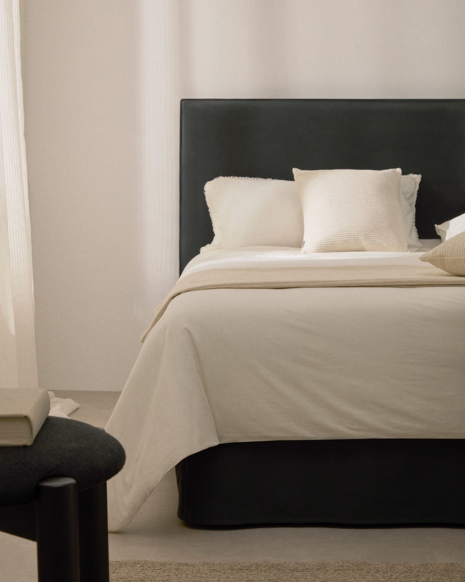 Кровать Jaira антрацитово-серого цвета со съемным чехлом для матраса 90 x 200 La Forma (ex Julia Grup)