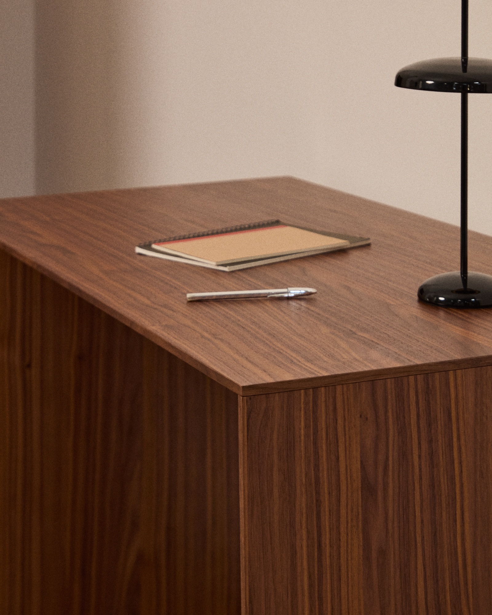 Письменный стол Litto из орехового шпона 140 x 60 см La Forma (ex Julia Grup)