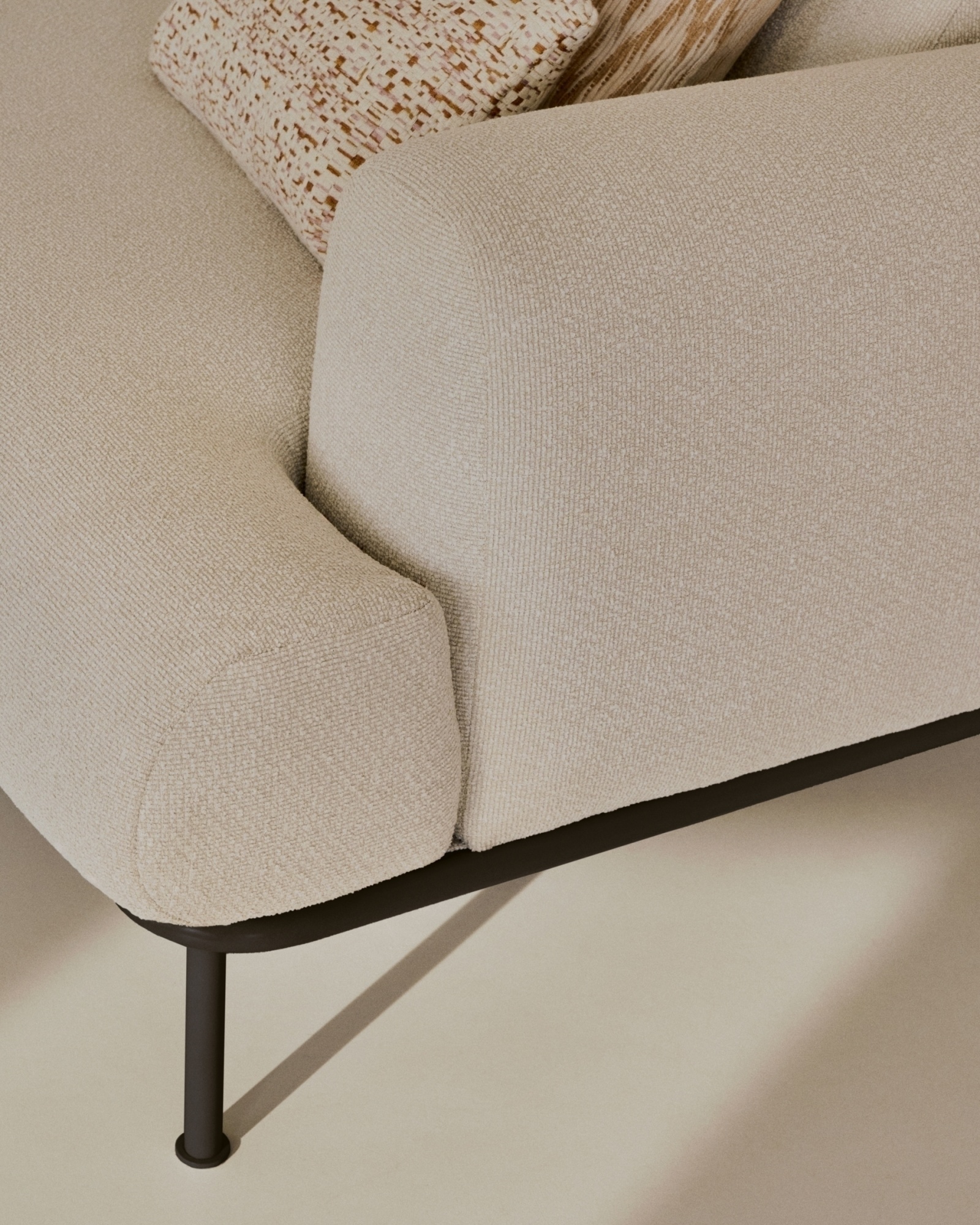 3-местный диван Aurum цвета экрю с откидывающимся подголовником La Forma (ex Julia Grup)