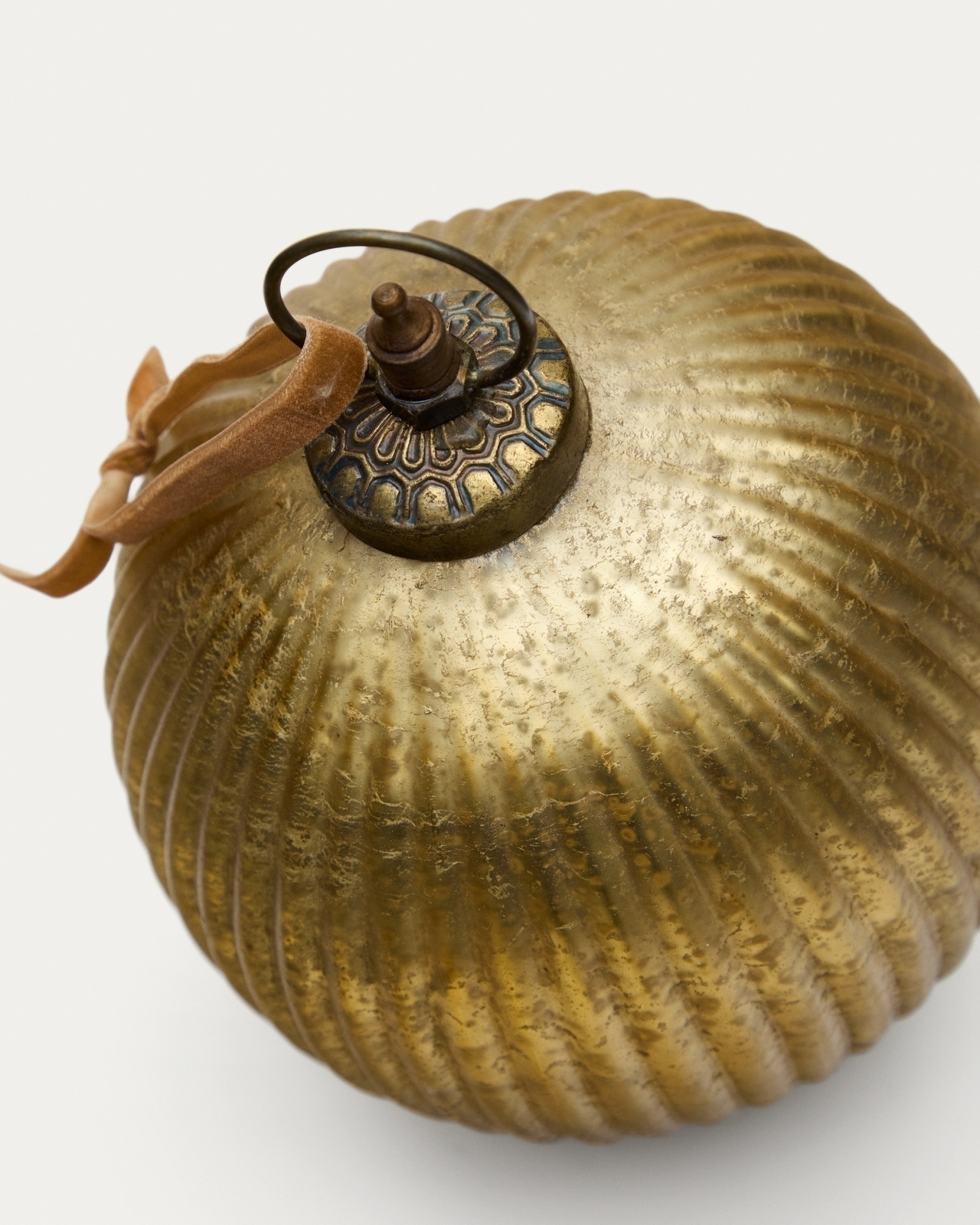 Новогодняя игрушка Elur из переработанного стекла золотого цвета, Ø 15 см La Forma (ex Julia Grup)