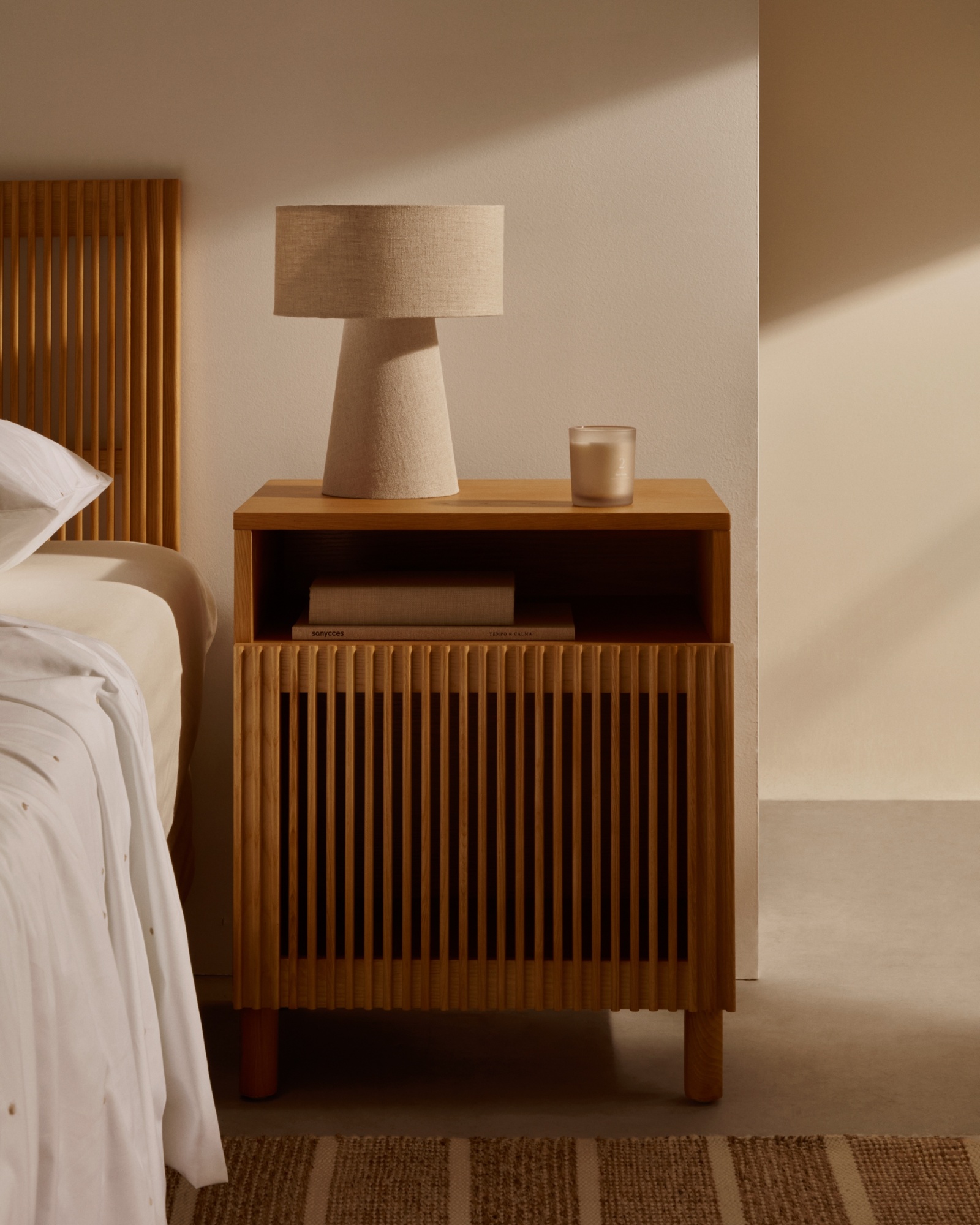 Beyla Прикроватная тумбочка из массива ясеня с дубовым шпоном, 53 x 62 см La Forma (ex Julia Grup)