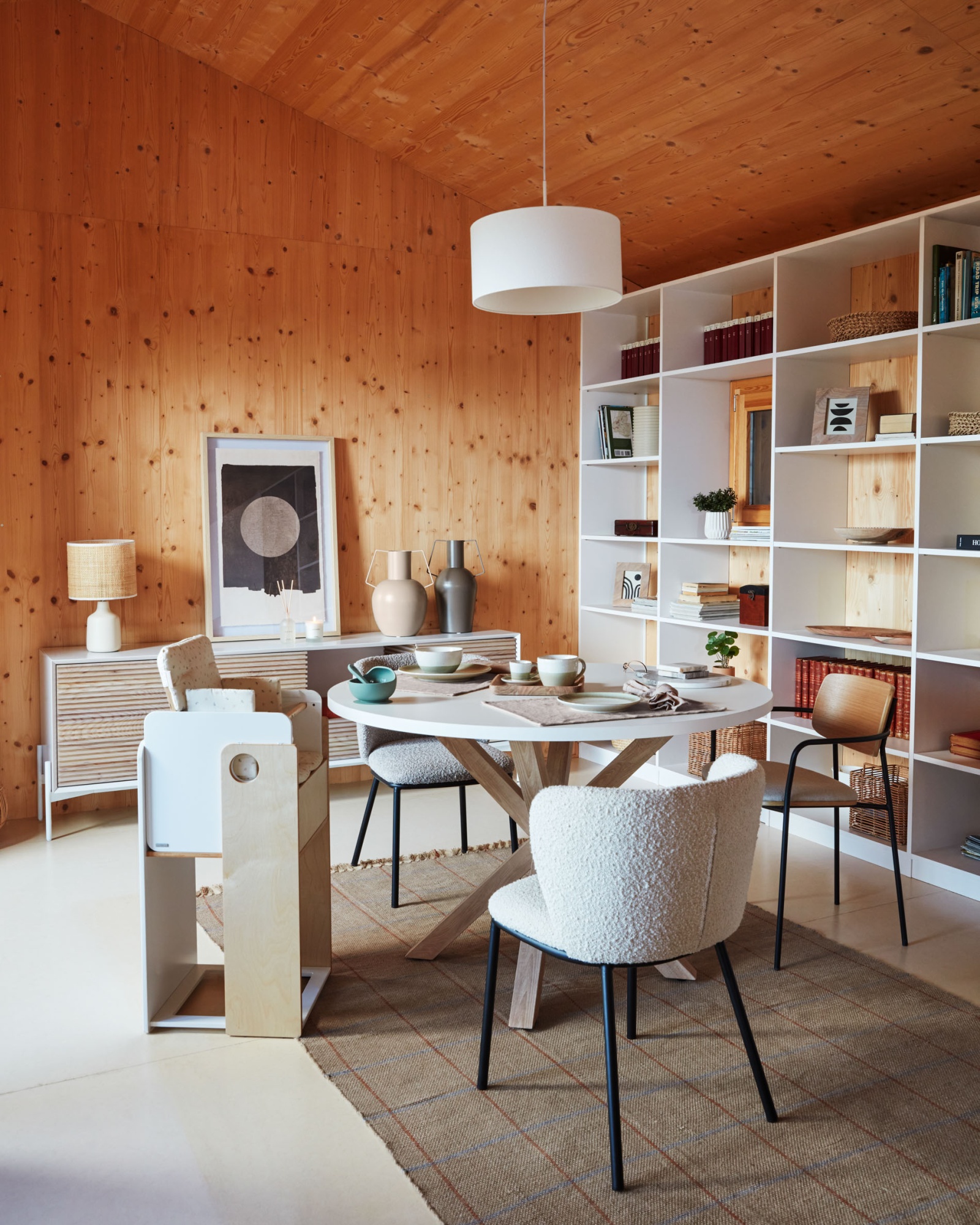 Настольная лампа Erna из белой керамики и бамбука с натуральной отделкой La Forma (ex Julia Grup)